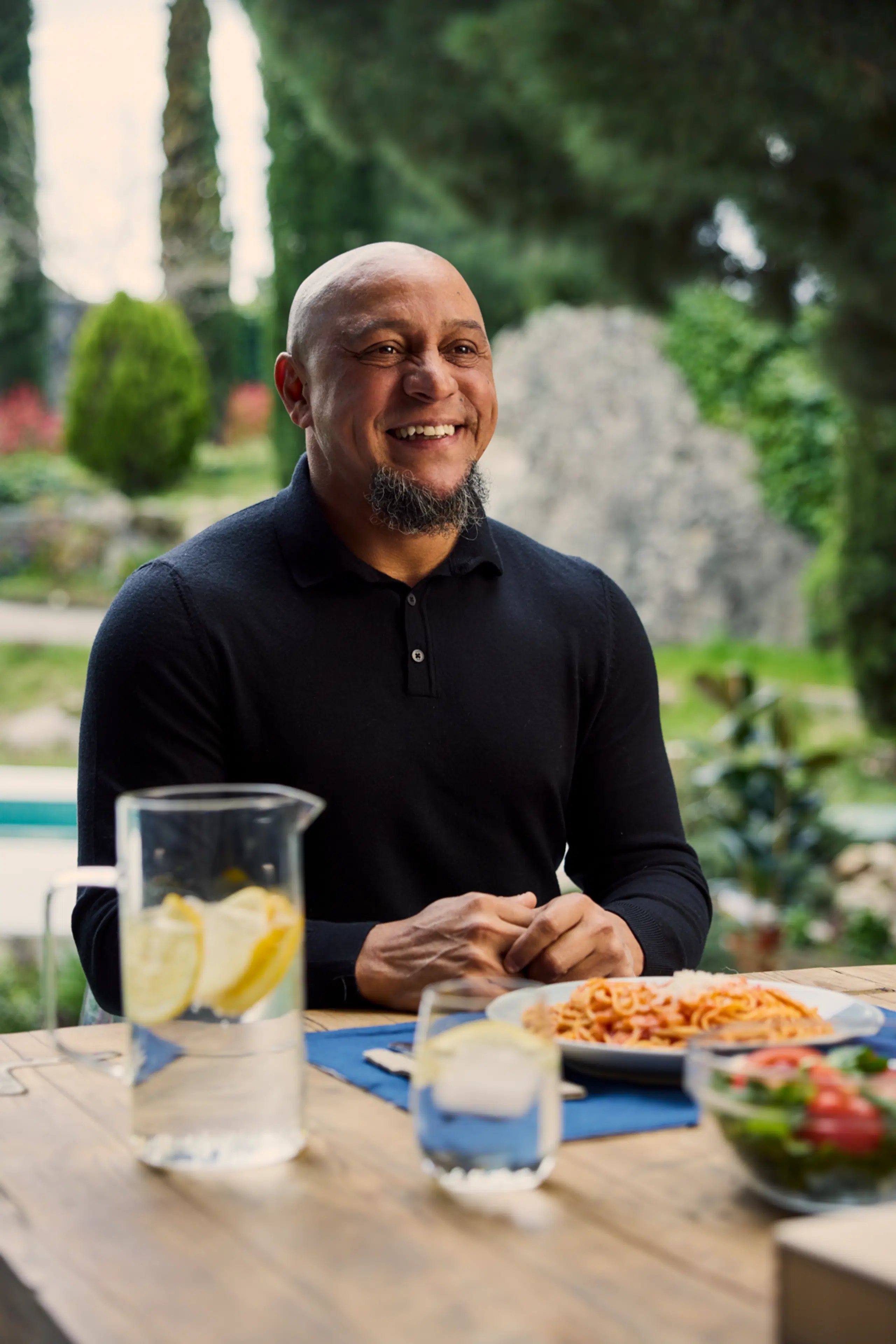 Roberto Carlos pöydän ääressä edessään lautasellinen pastaa.