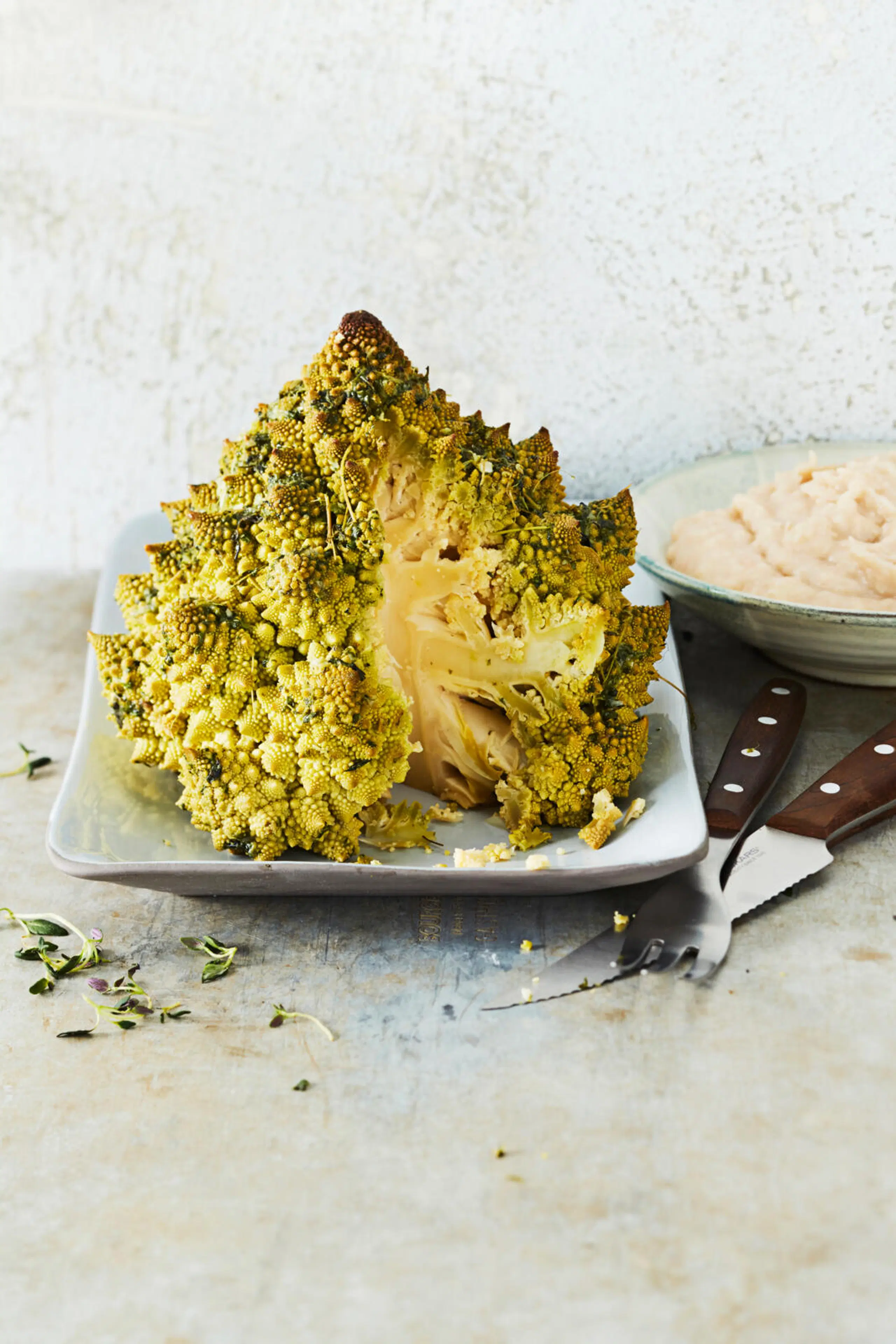 Yrttinen romanesco ja kikherne-cashewtahna