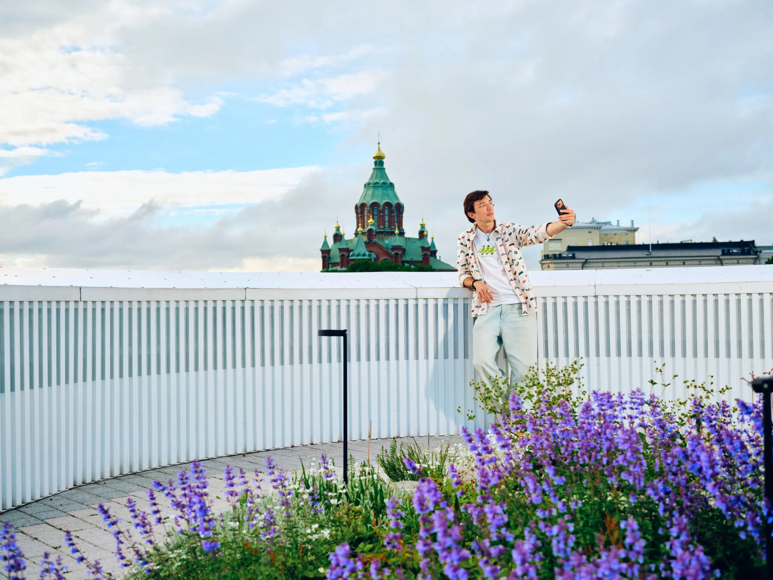 Henkilö ottaa selfietä Pier 4 -hotellin kattoterassilla Helsingissä.