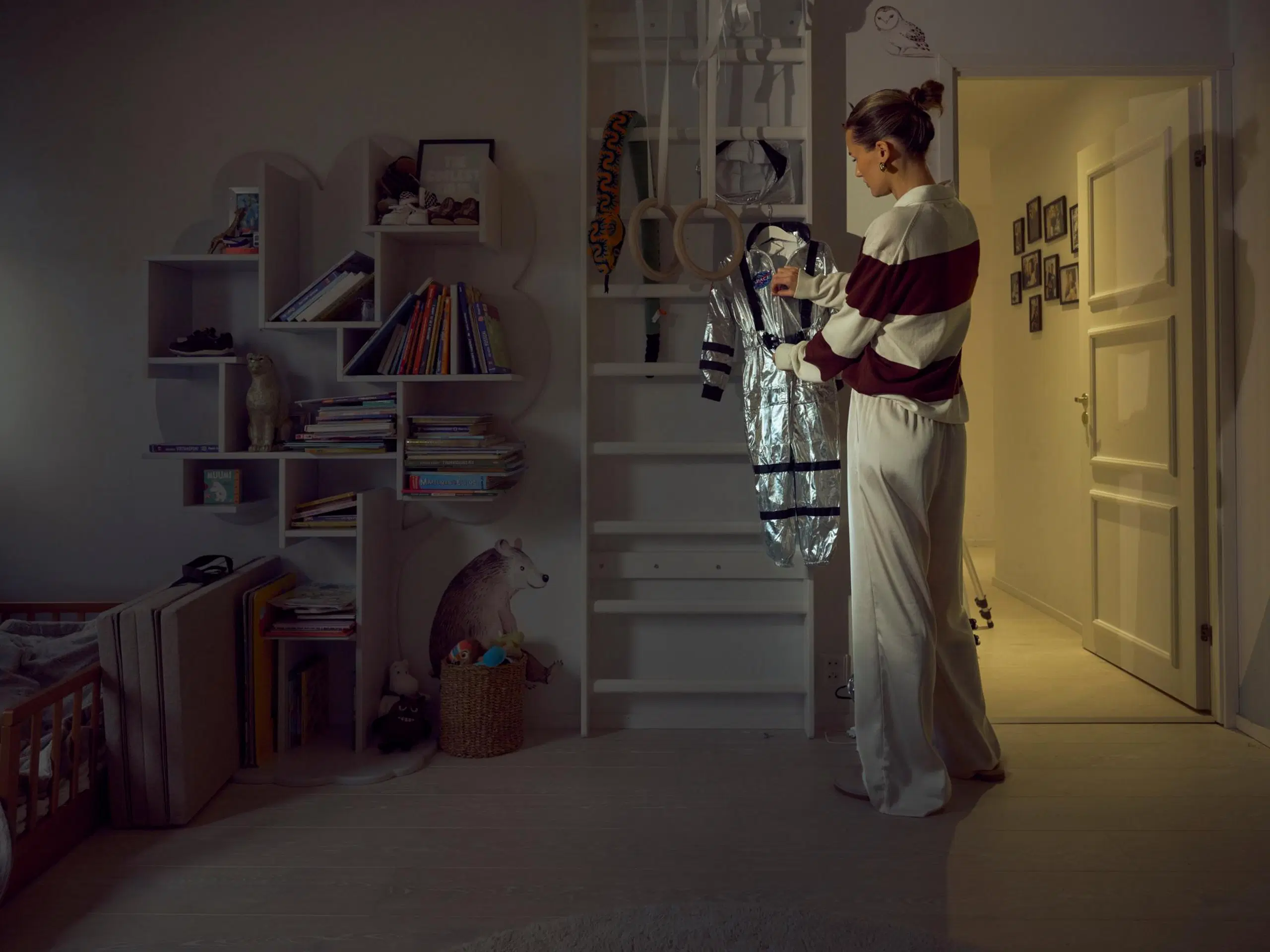 Beata Leppilampi järjestelee tavaroita lastenhuoneessa