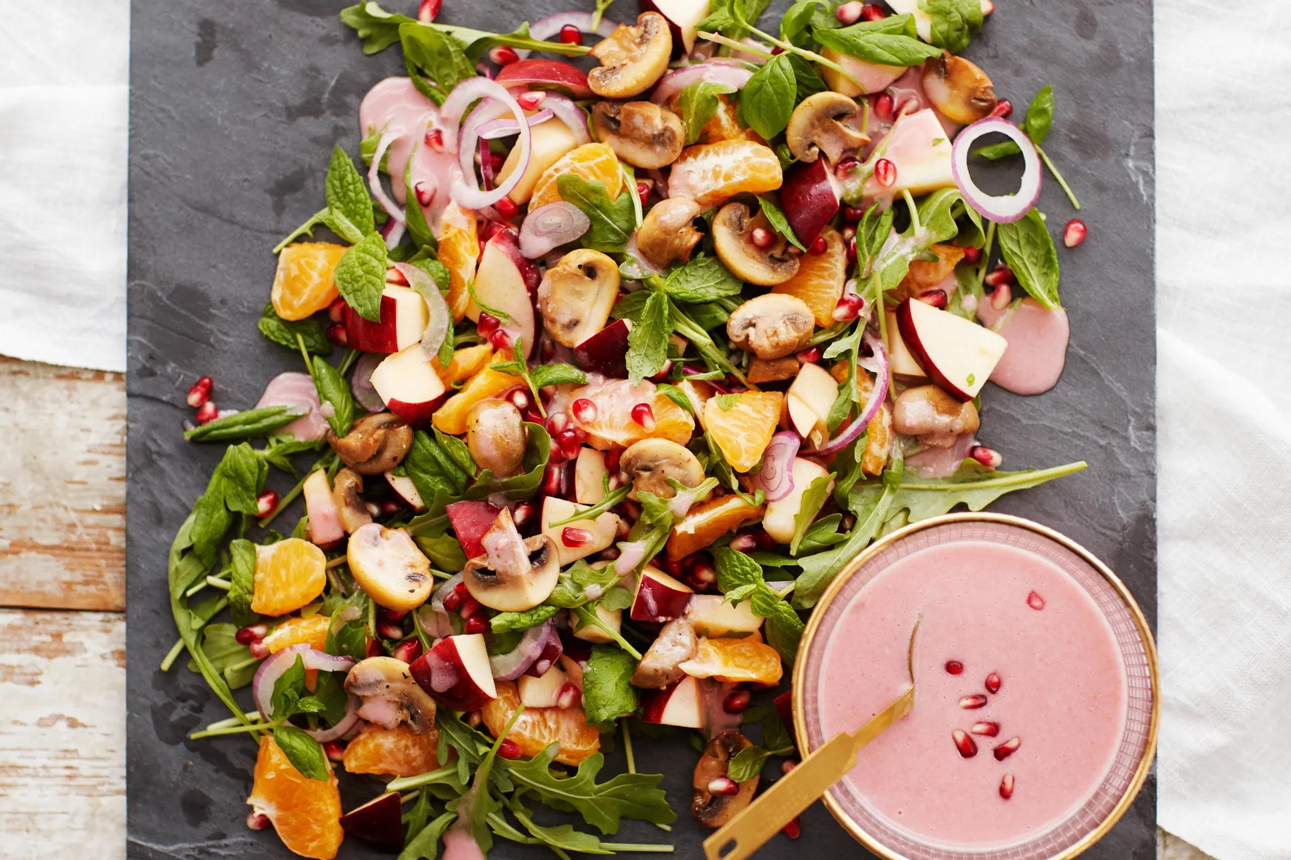 Hedelmäinen sienisalaatti ja granaattiomenakastike