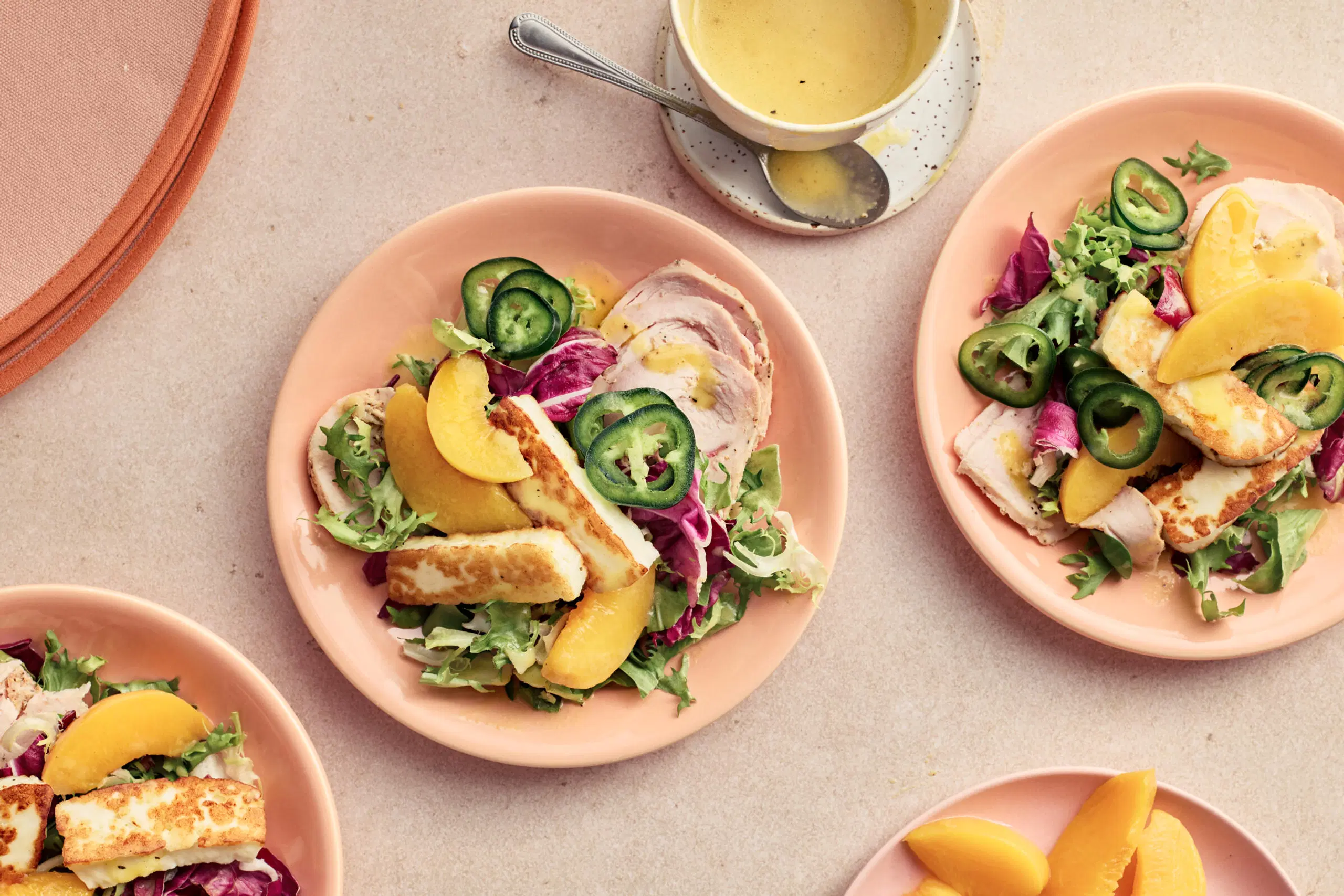 Kana-persikkasalaatti persikkavinegretillä