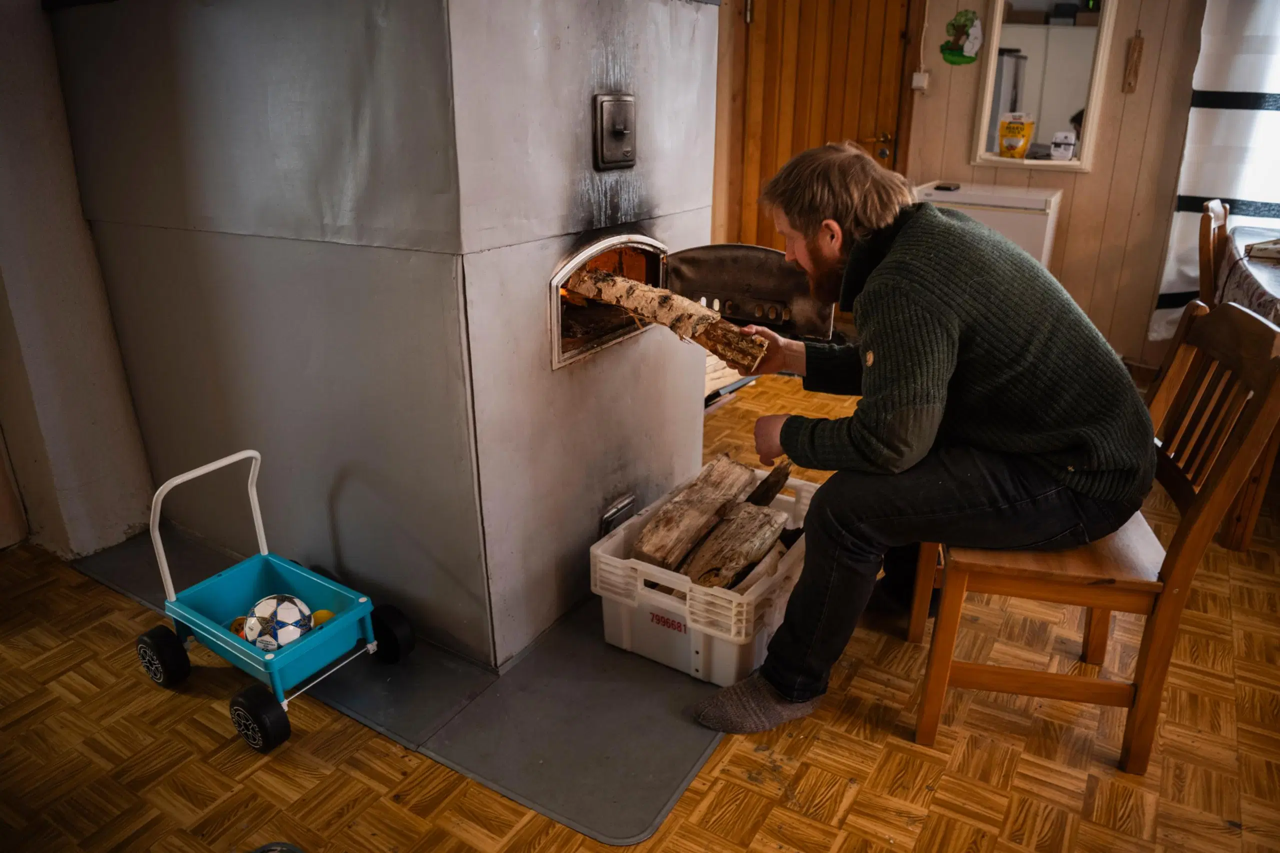 Tommi sytyttää leivinuunia