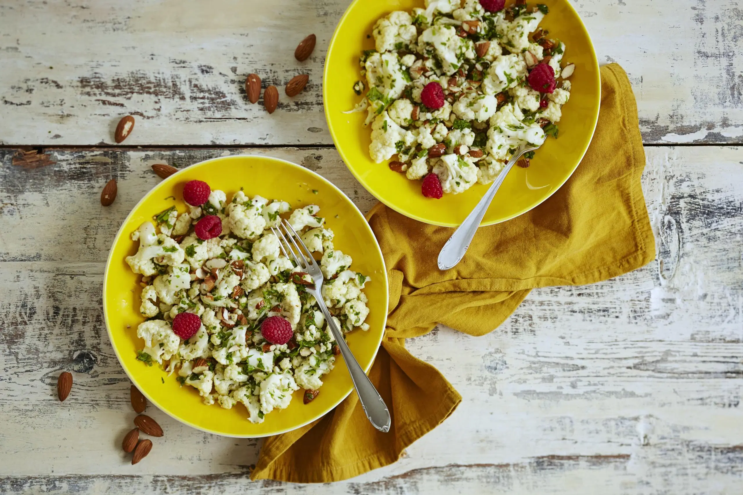 Kukkakaali-vadelmasalaatti