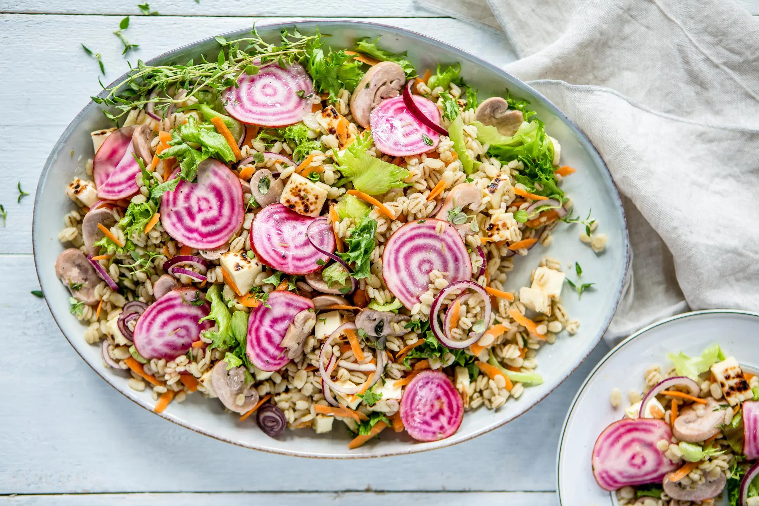 Raitajuuri-leipäjuustosalaatti