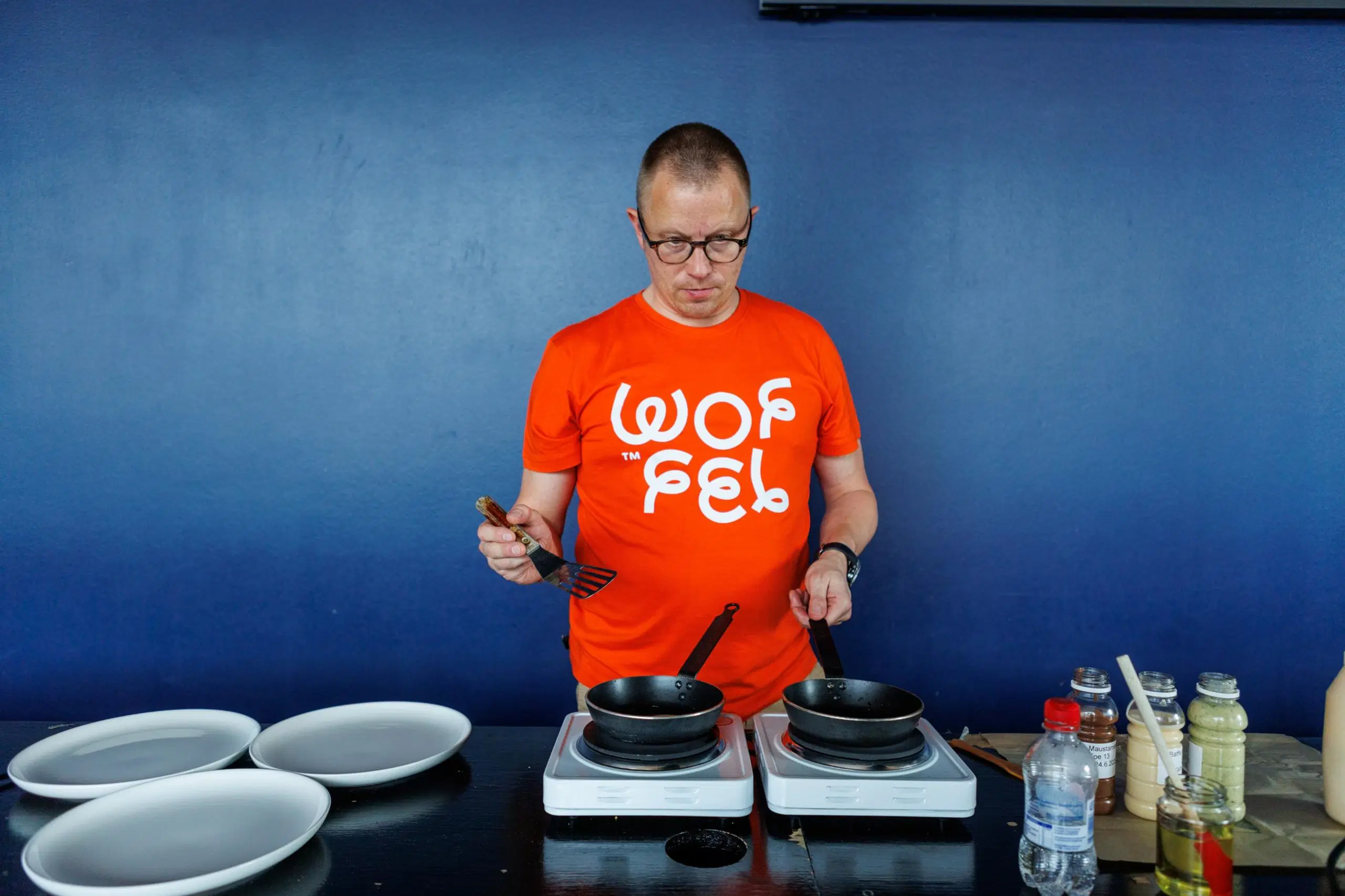 Samuli mietteliäänä edessään kaksi paistinpannua ja irtoliettä.