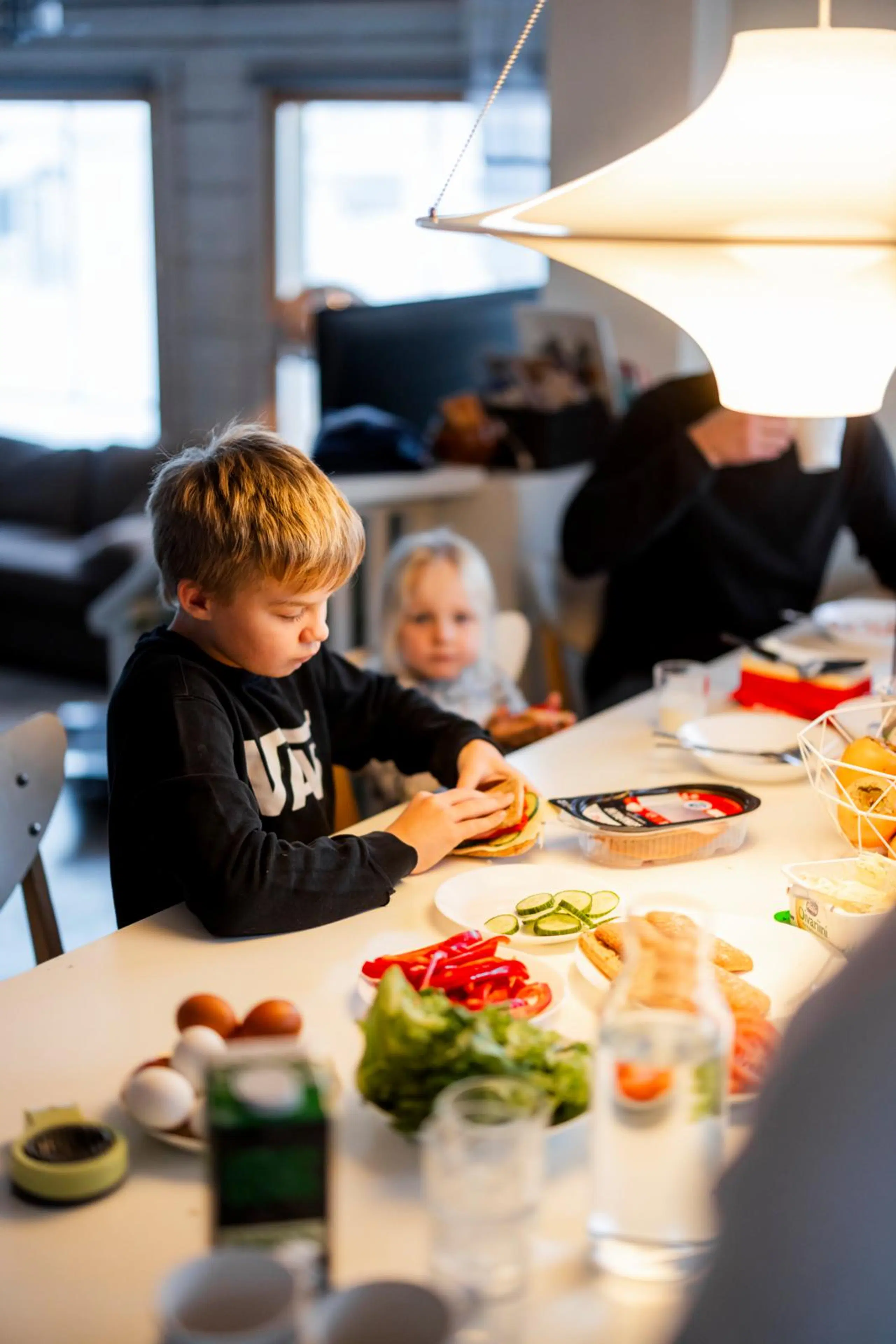 Lapsi laittaa leivän päälle täytteitä