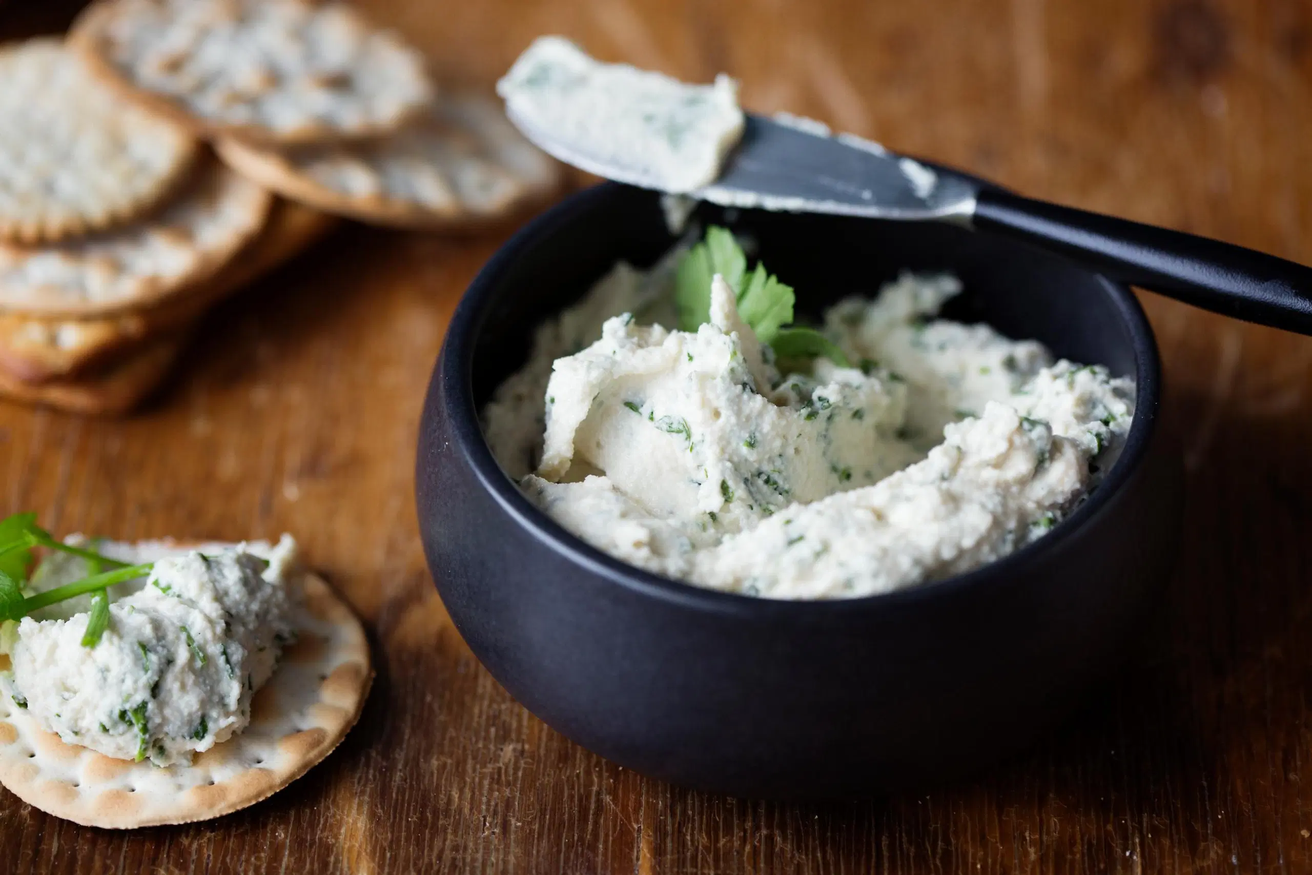 Vegaaninen yrttituorejuusto