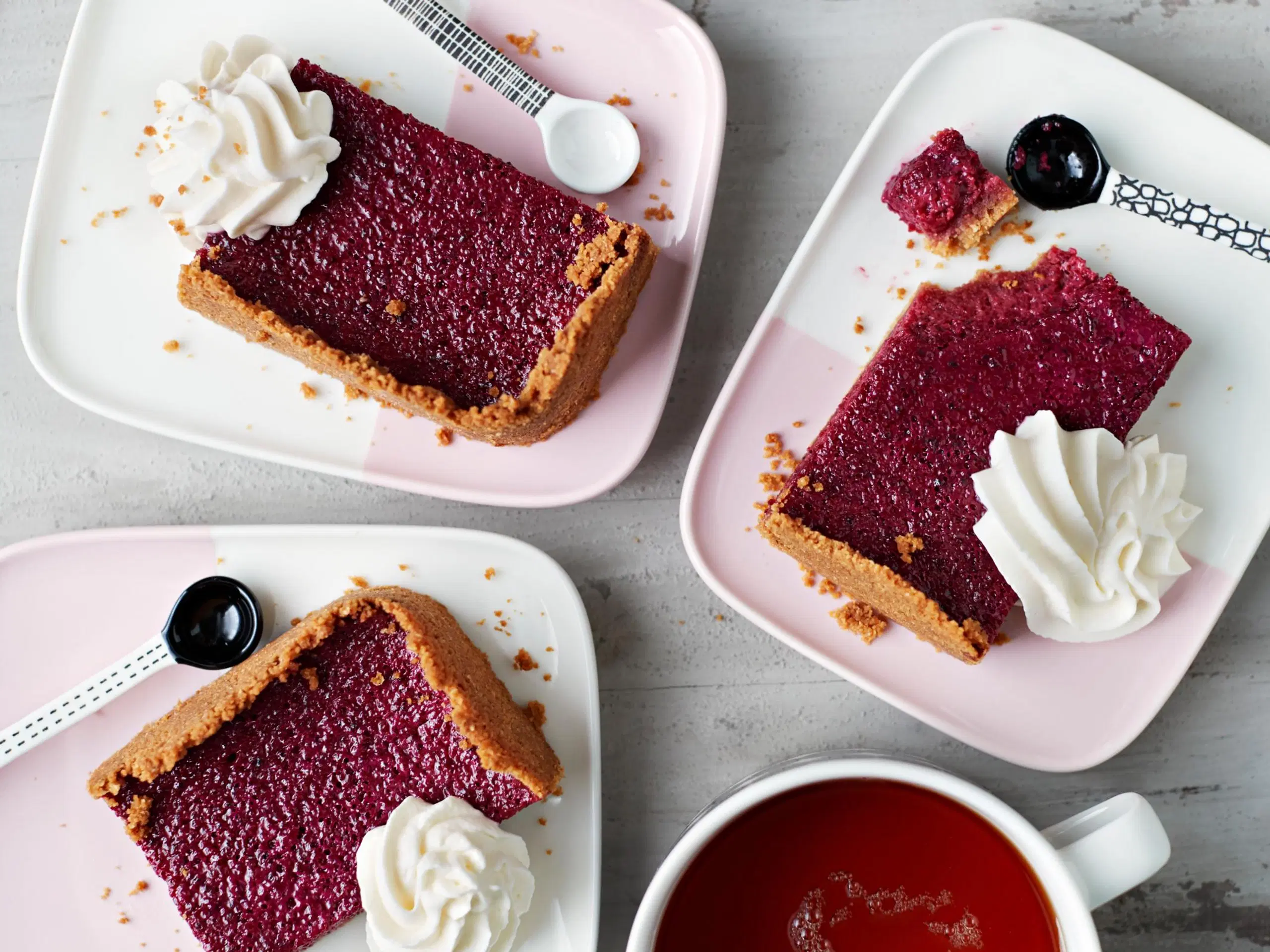 Makea kaura-punajuuripiirakka