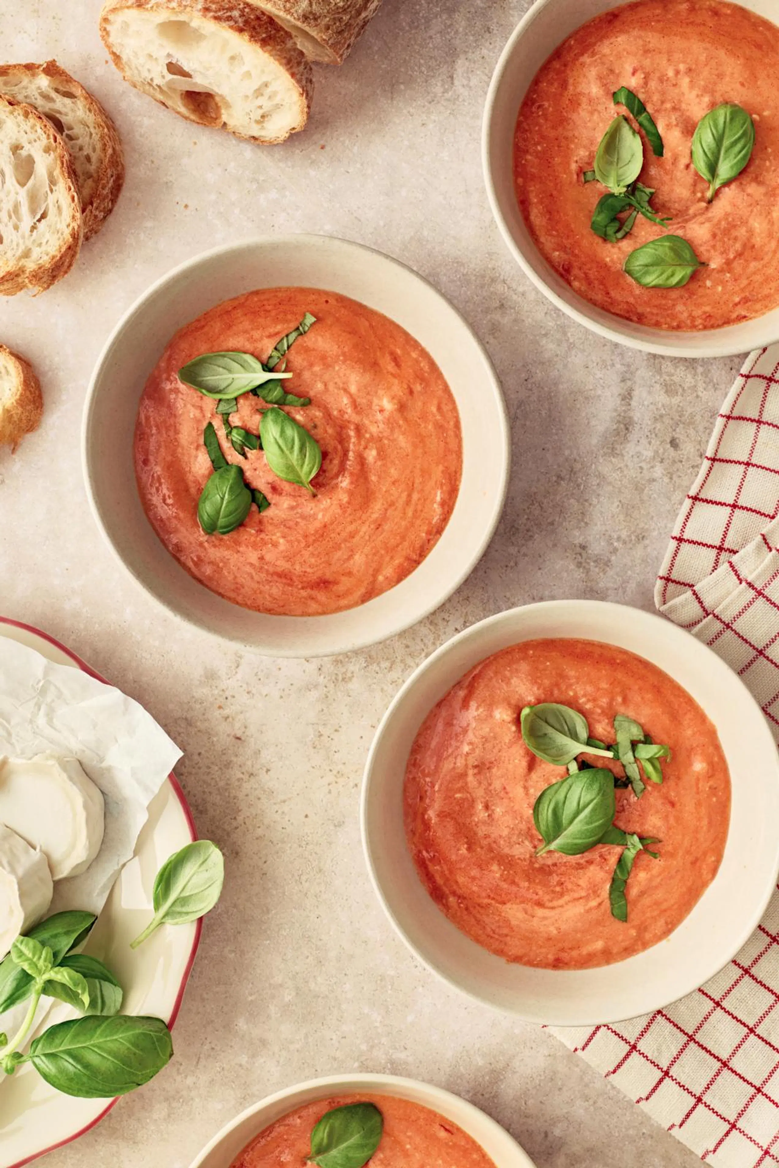 Helppo tomaatti-vuohenjuustokeitto