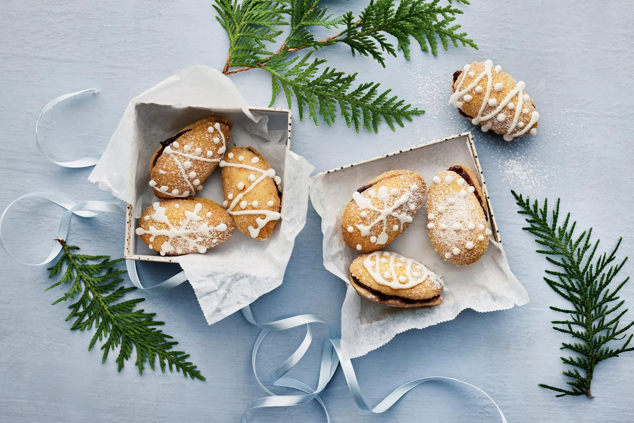 Luumumarmeladilla täytetyt jouluiset lusikkaleivät.