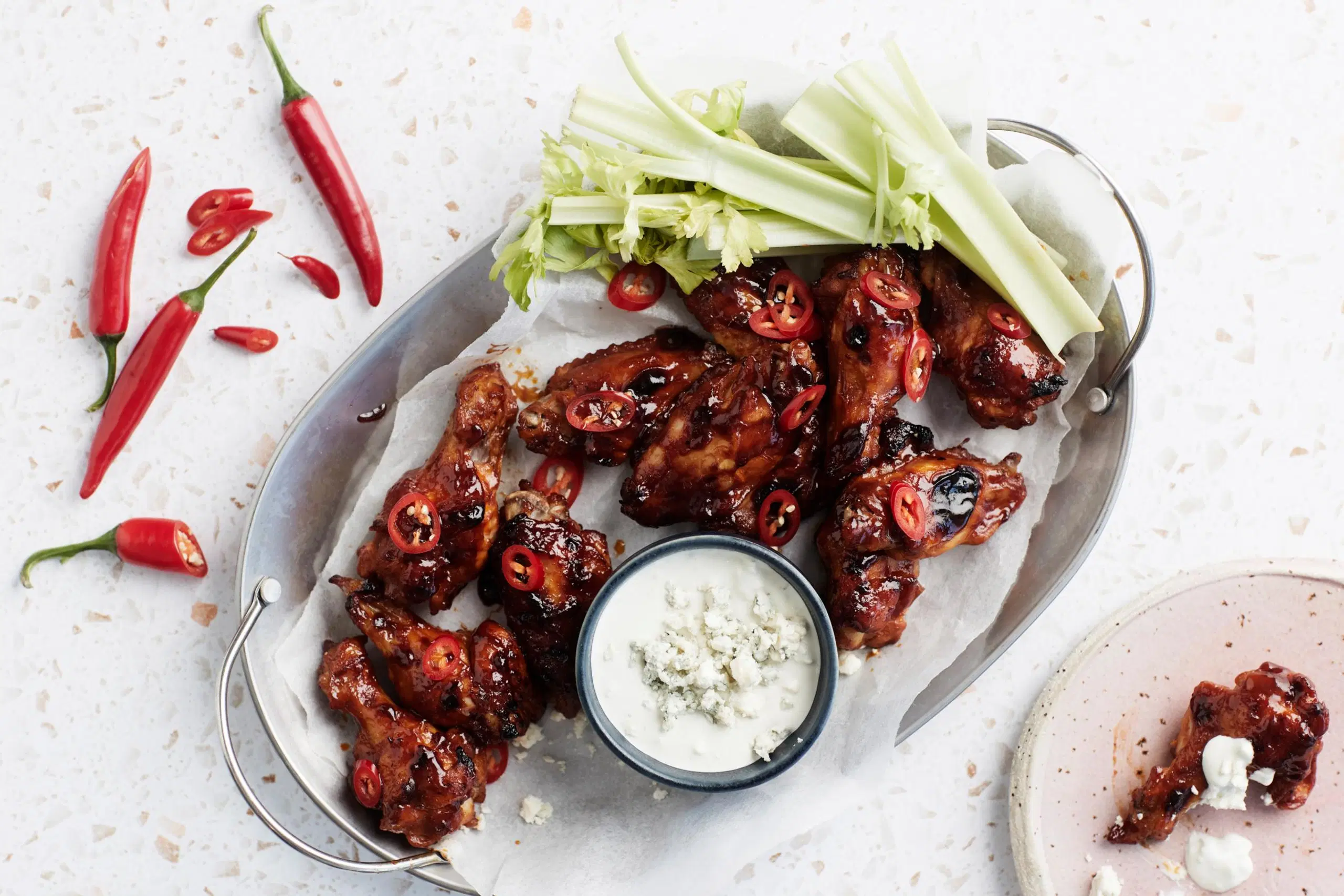 Tuliset wingsit ja sinihomejuustodippi