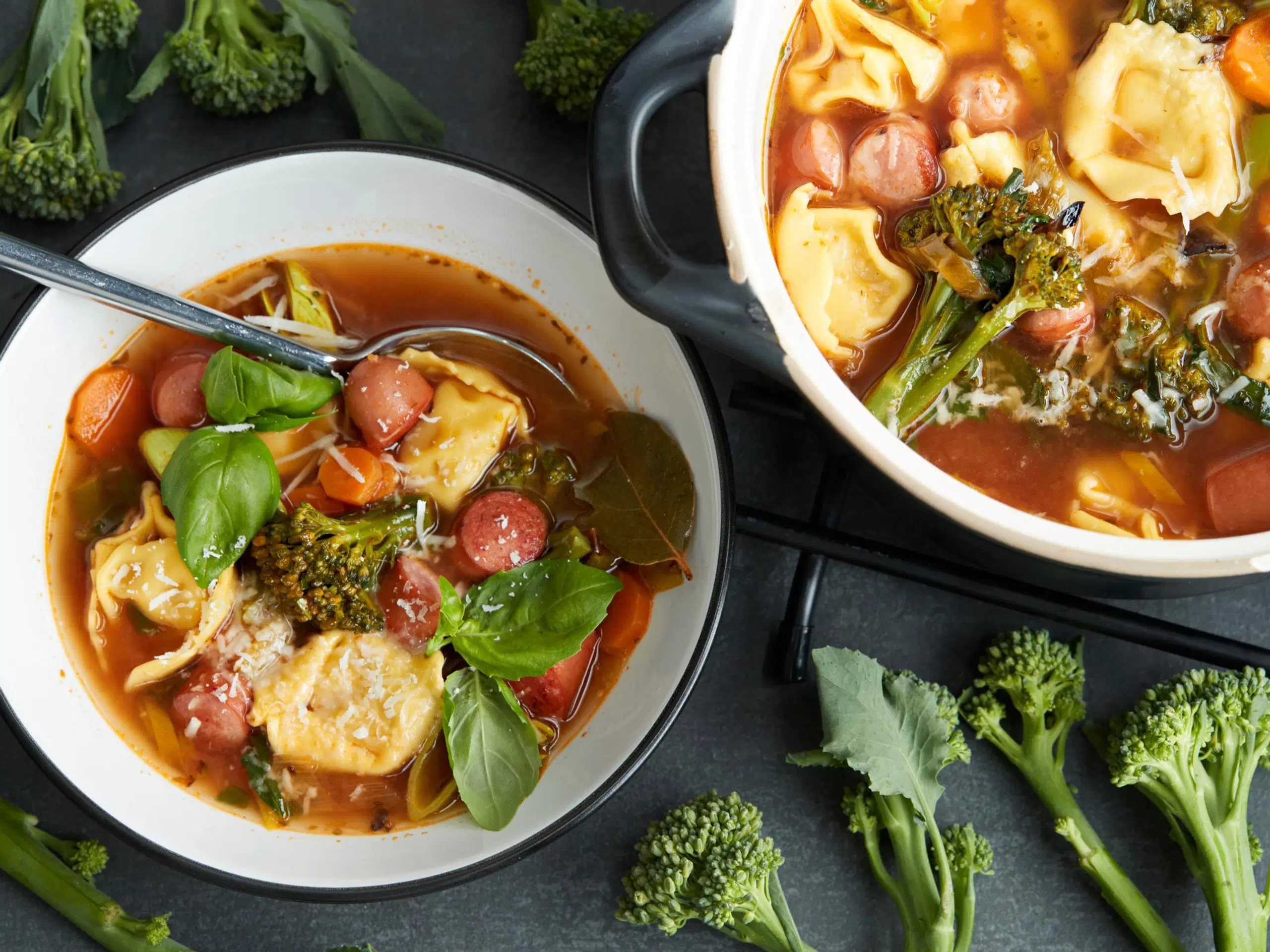 Maukas tortelloni-nakkikeitto