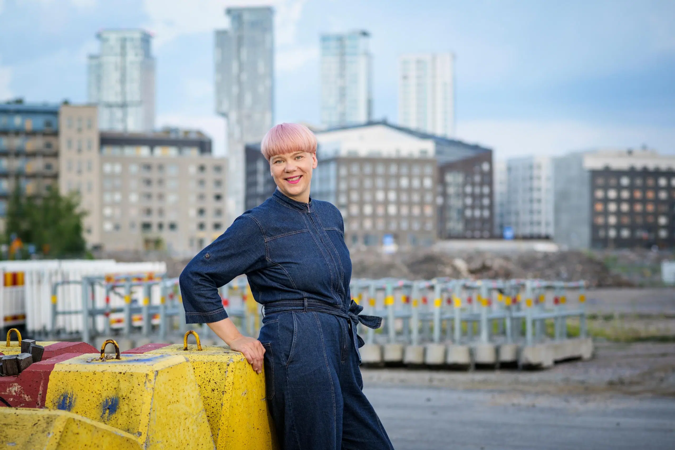 Laura Niemi etualalla, takana tornitaloja.