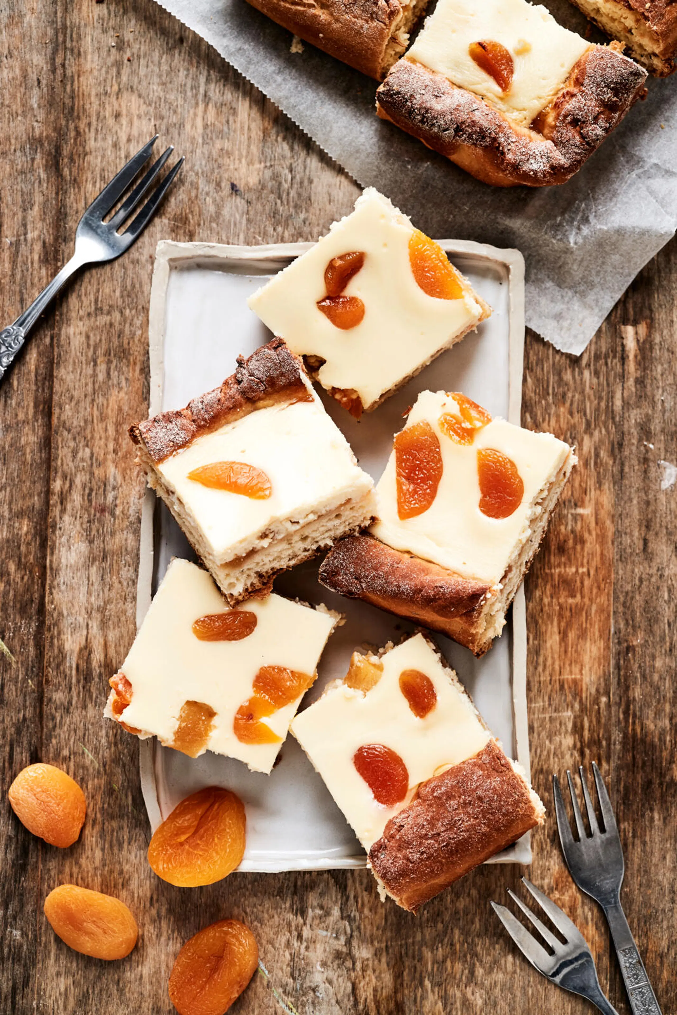 Aprikoosi-rahkapiirakka pullapohjalla