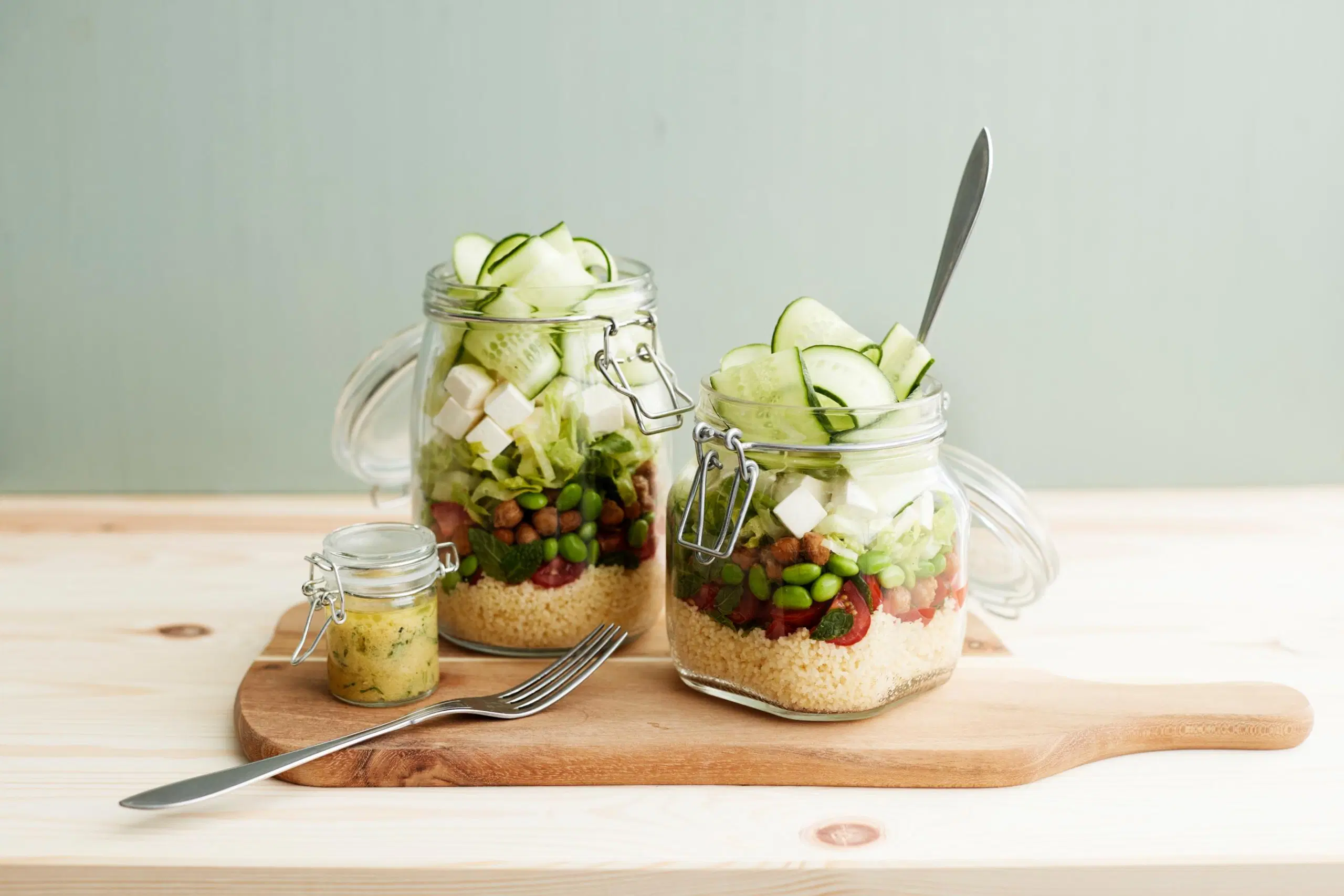 Lounassalaatti purkissa couscousilla, kasviksilla ja fetalla