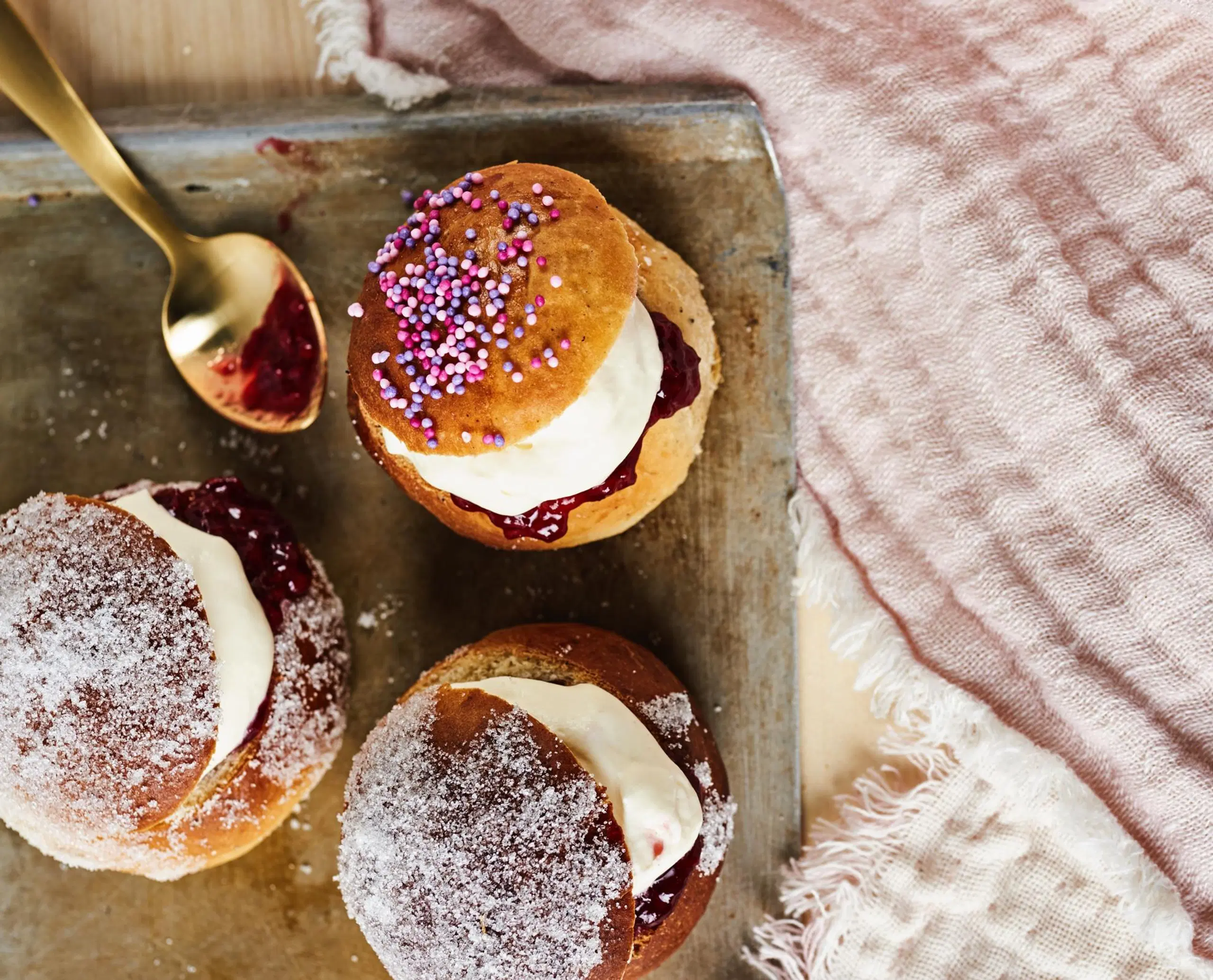 Koristellut laskiaispullat