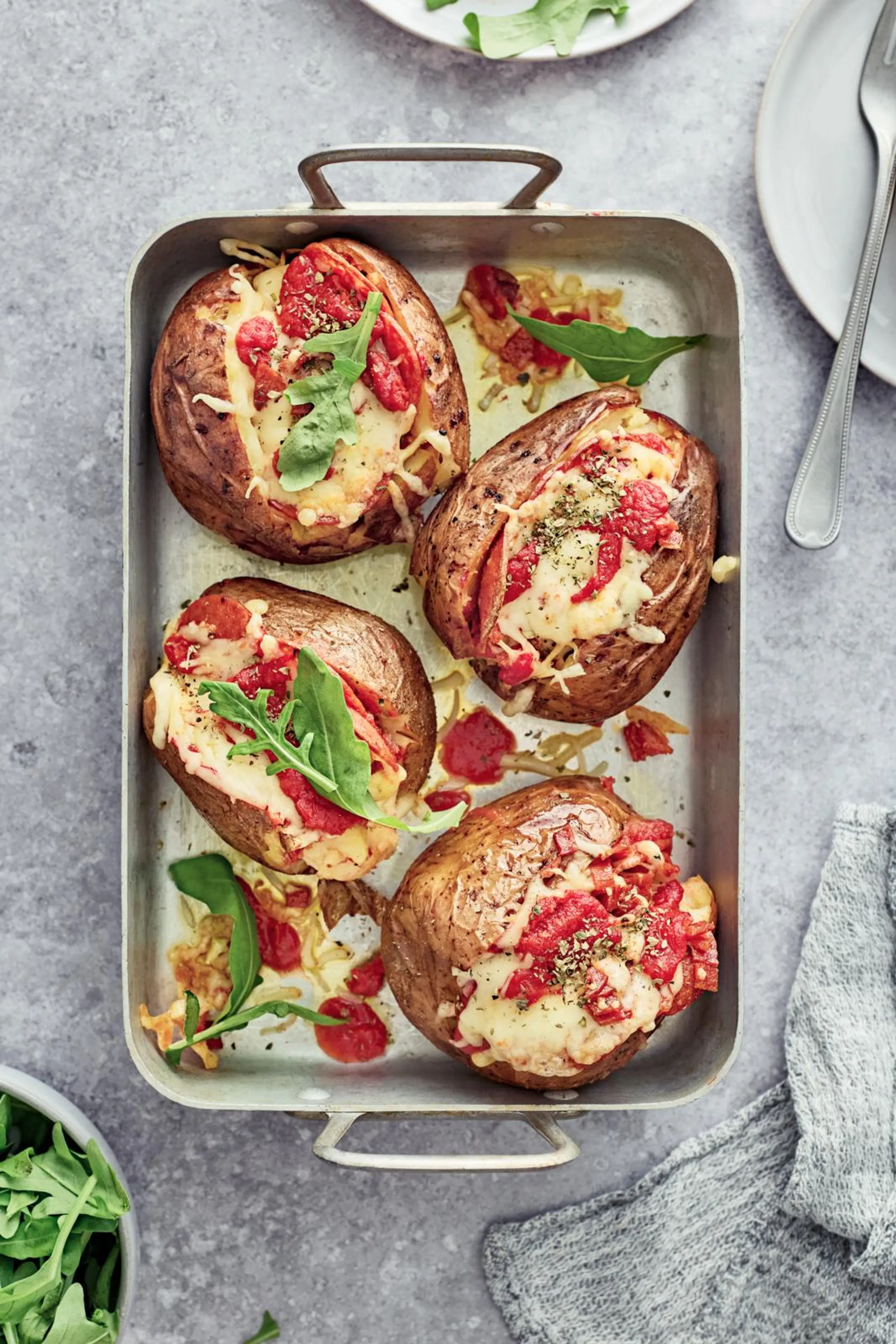 Uuniperunat pizzatäytteellä