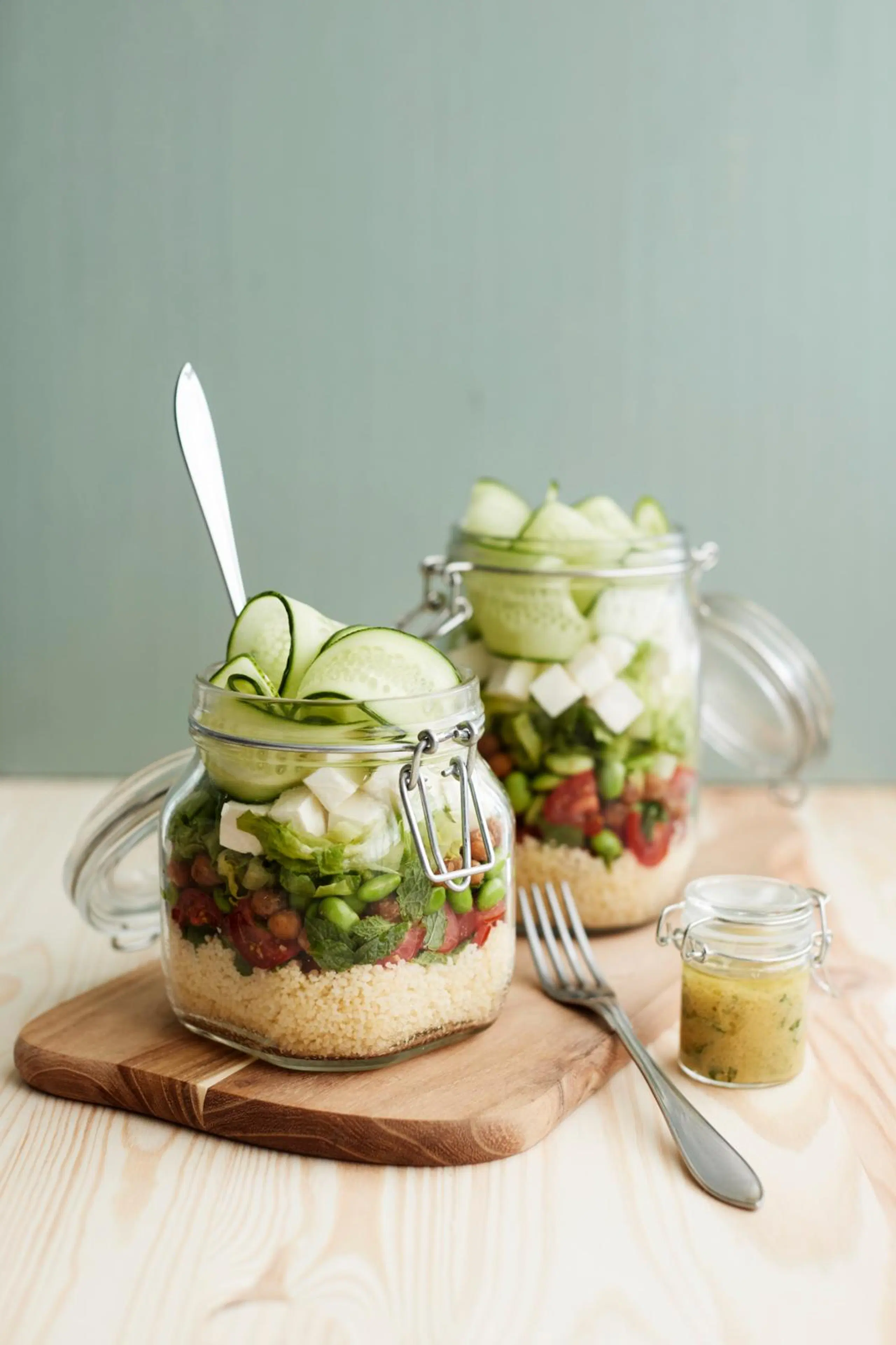 Lounassalaatti purkissa couscousilla, kasviksilla ja fetalla