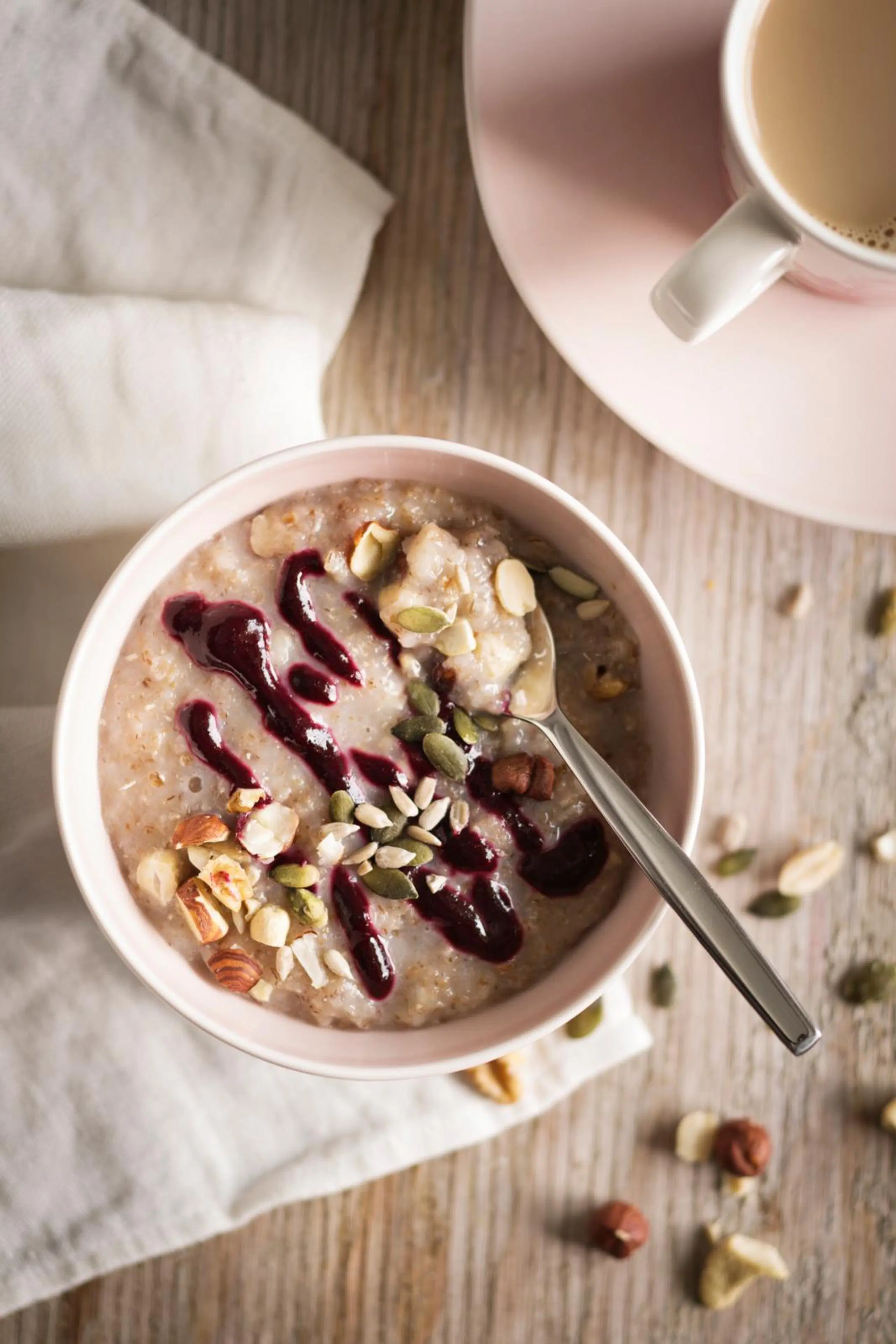 Rouskuva ruispuuro siemenillä ja mustaherukkasoseella