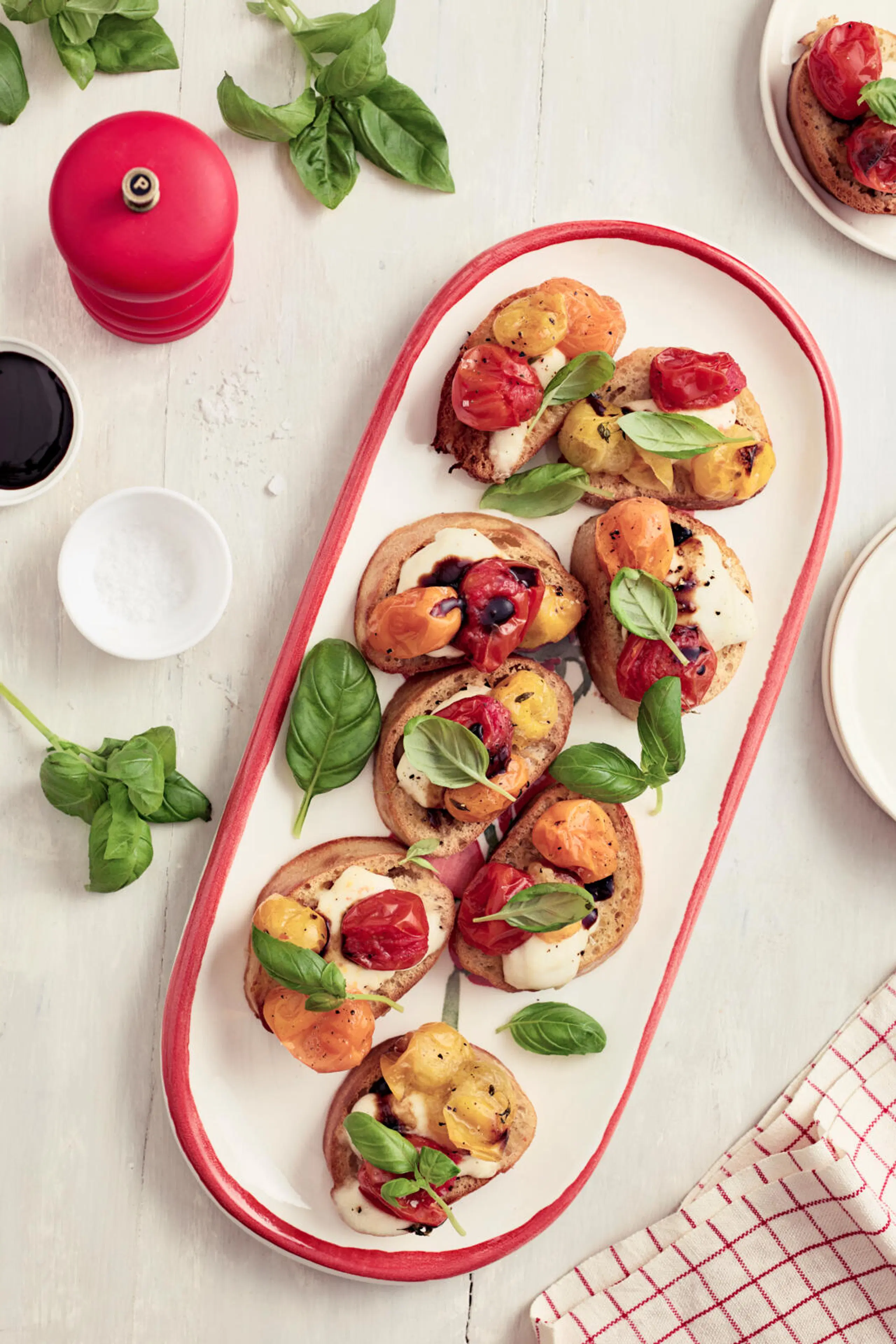 Bruschetta grillatuilla tomaateilla ja mozzarellalla