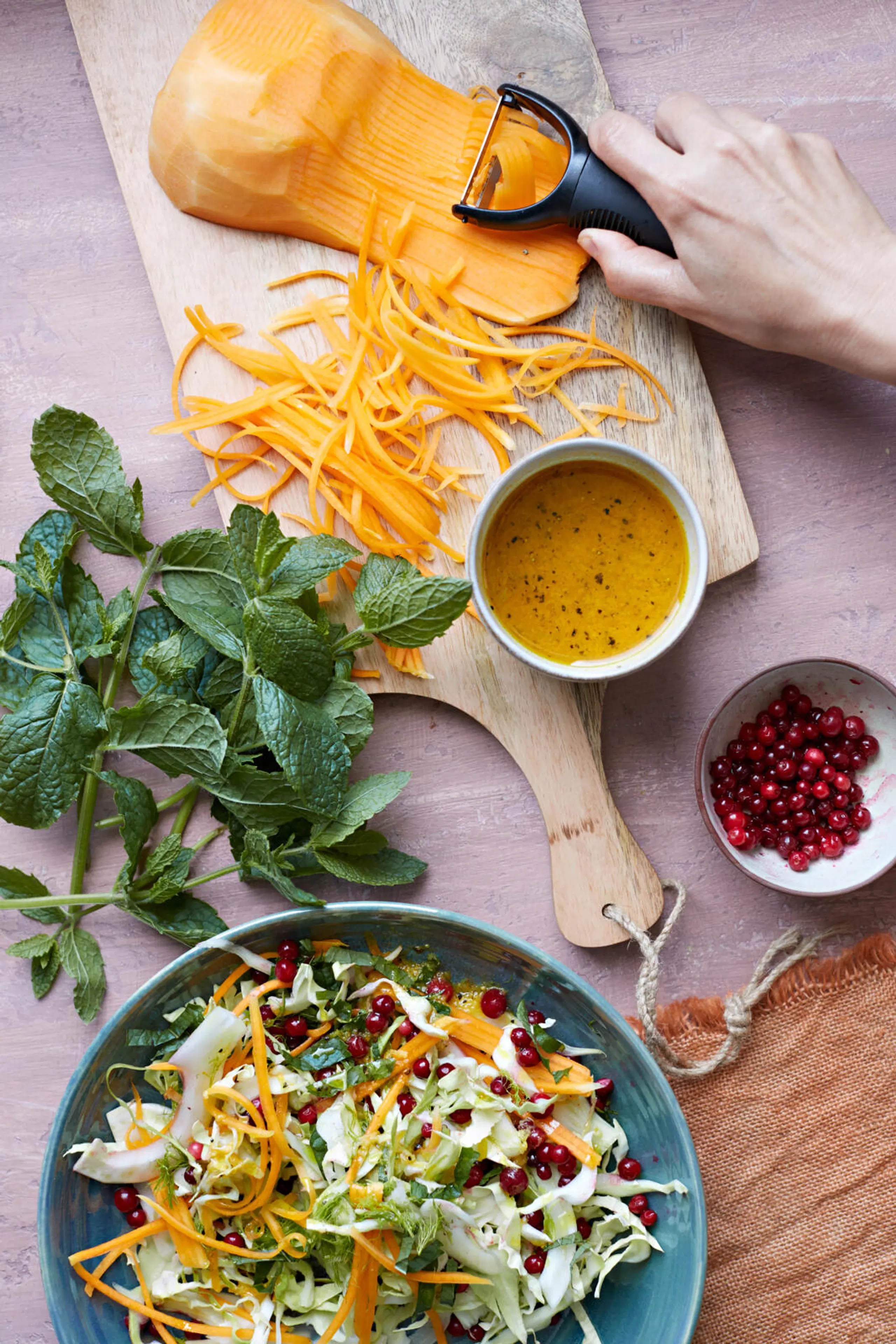 Pirteä kaali-kurpitsasalaatti