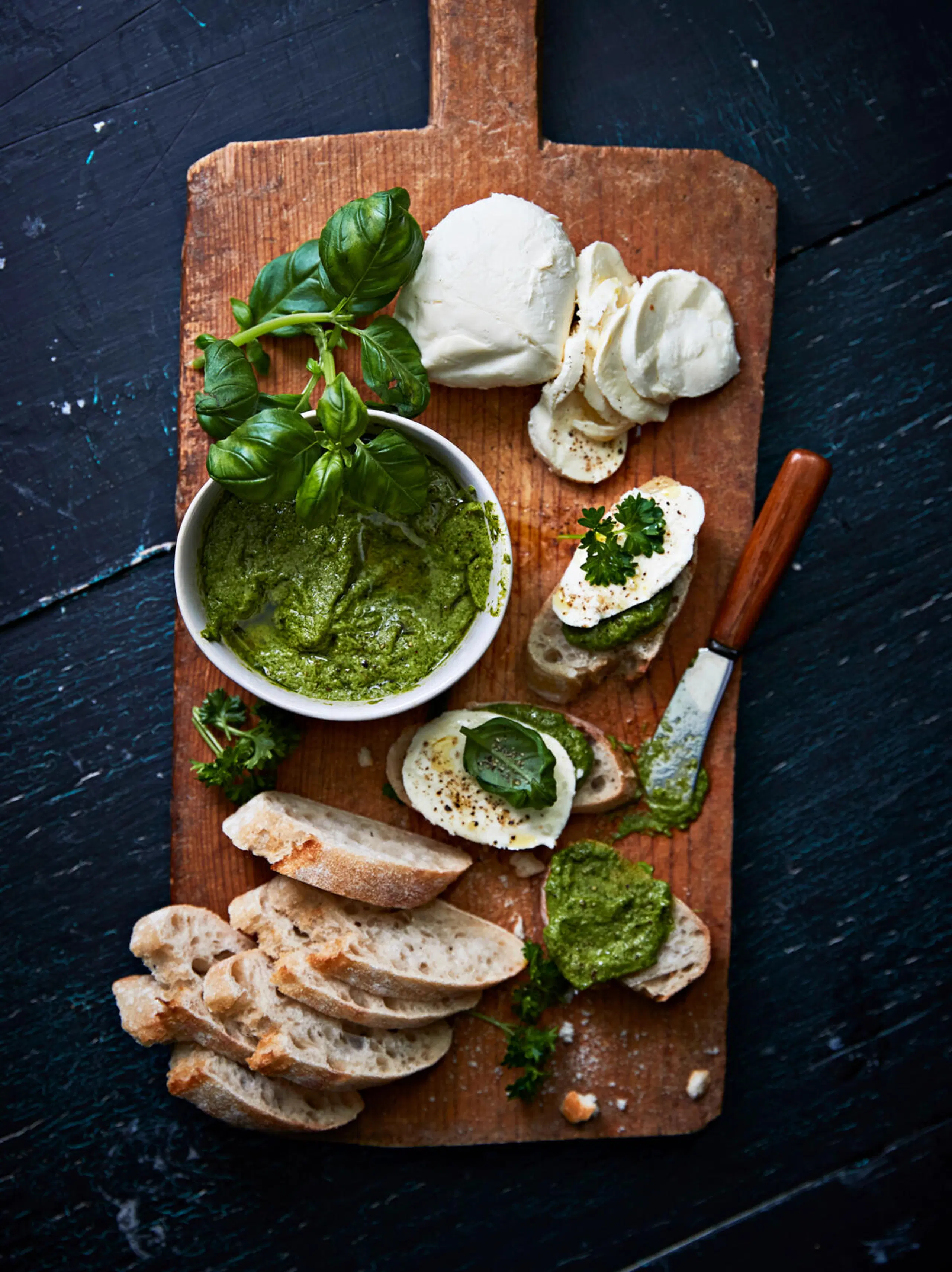 Maapähkinäpesto-mozzarellaleivät