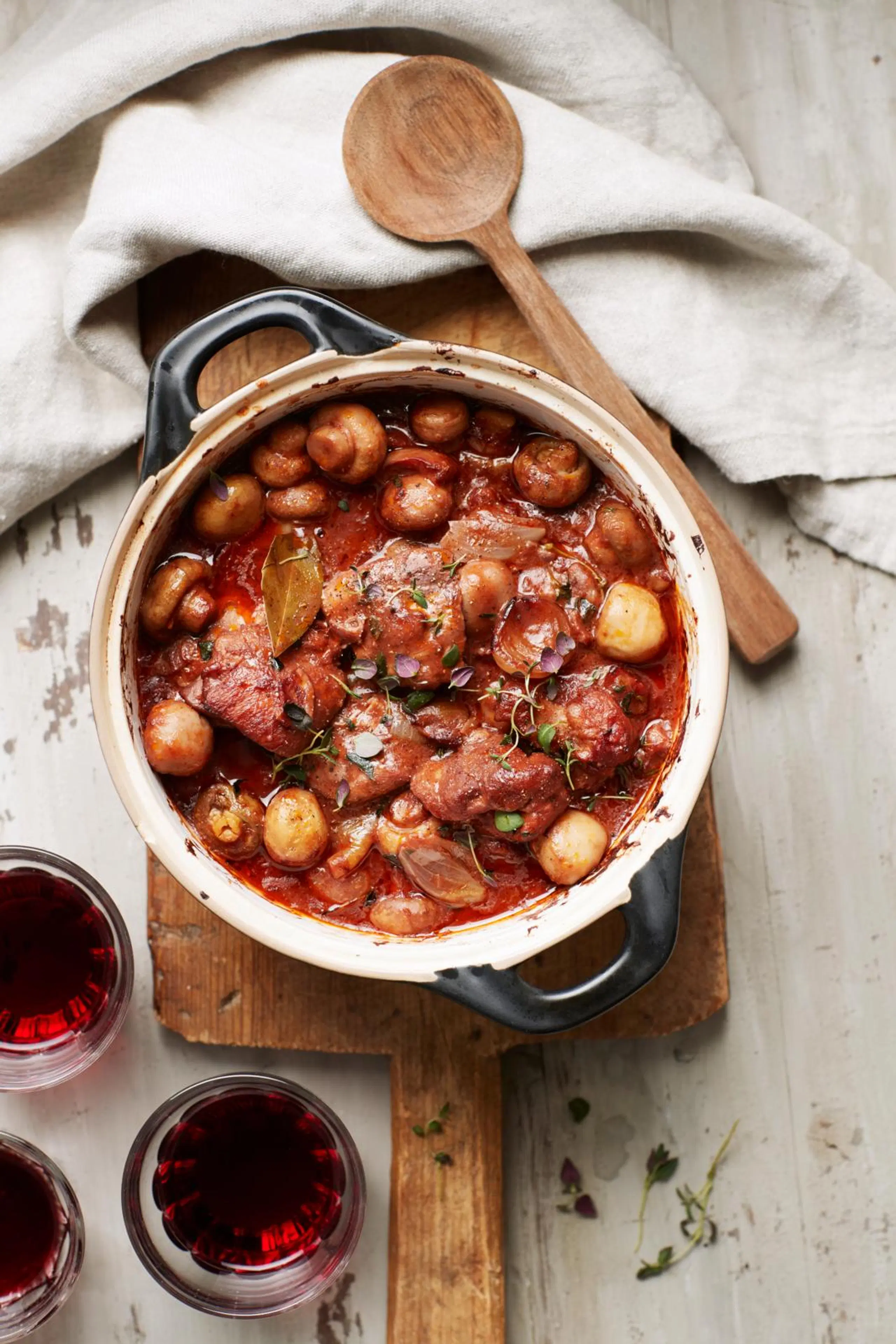 Ranskalainen broileripata, puukauha ja viinilaseja.