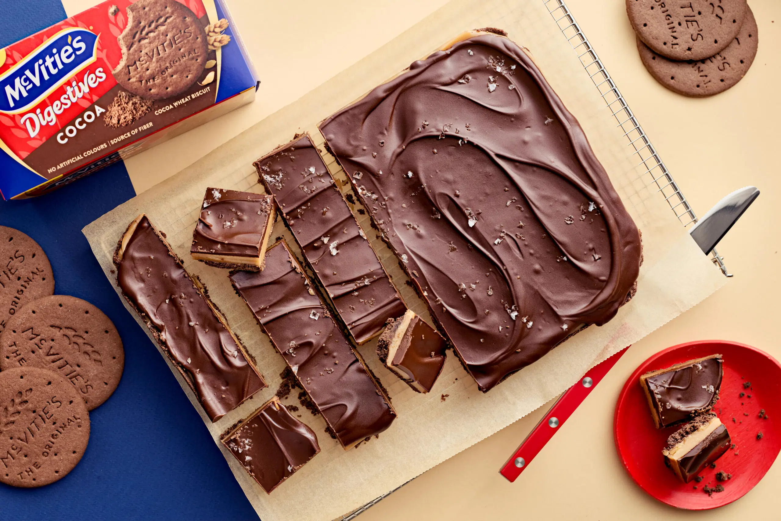 Kaakaoiset miljonäärin leivokset ja McVitie's digestive cocoa -keksit, vaaka.