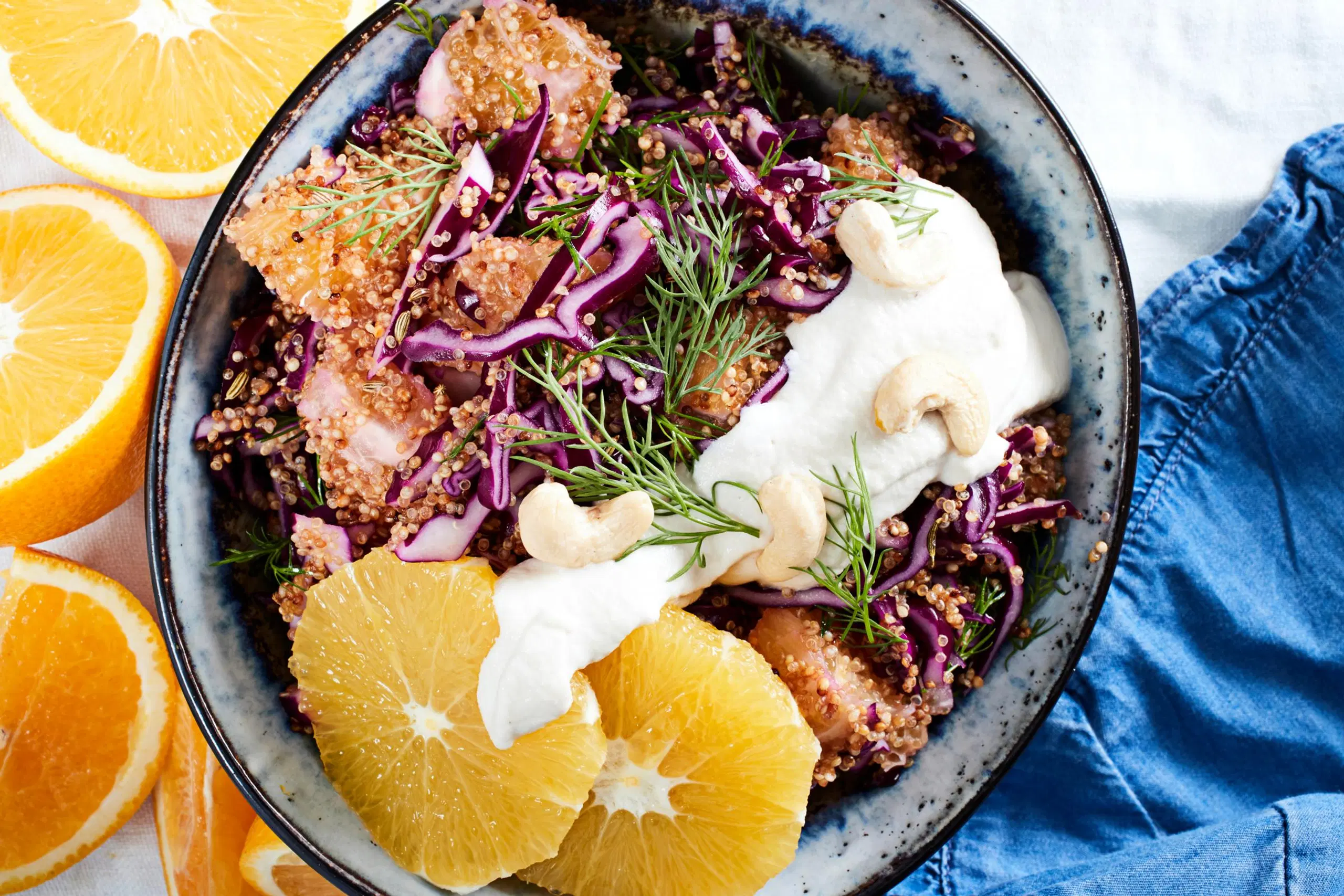 Kaali-appelsiinikvinoa ja cashewkastike