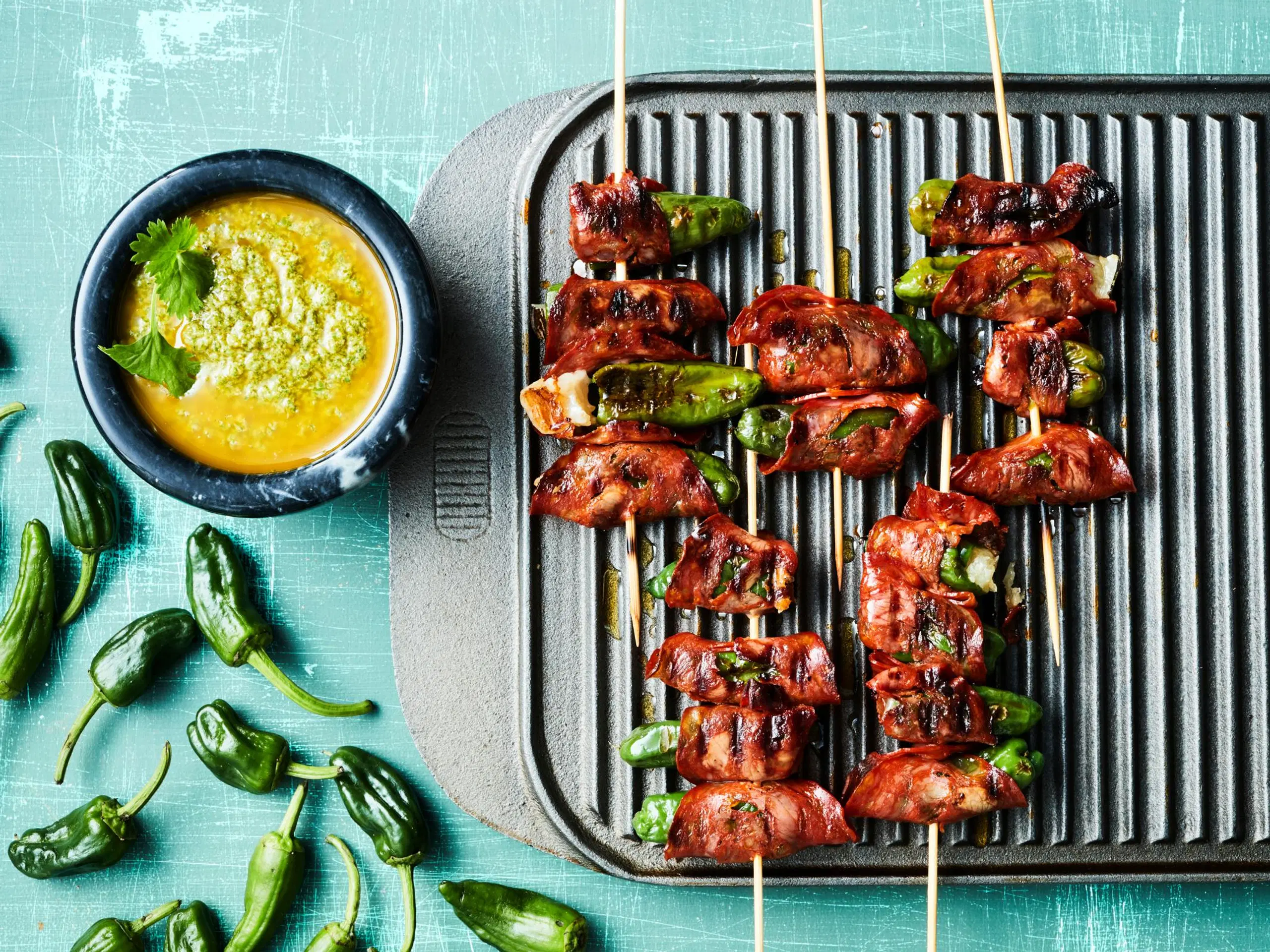 Täytetyt grillipaprikat ja mojo verde