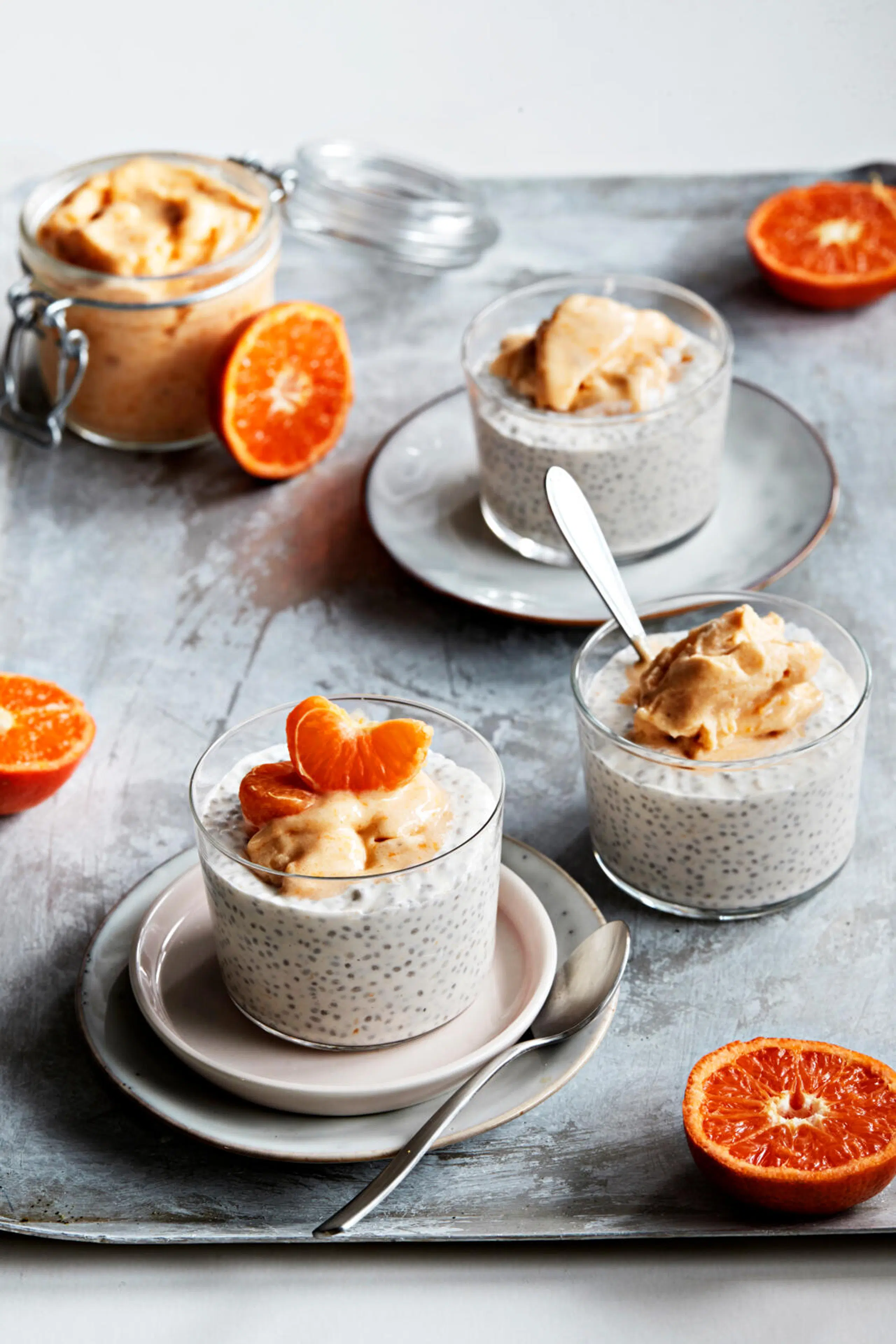 Chiavanukasta laseissa, päällä oranssia kermaista vaahtoa ja mandariinilohkoja.