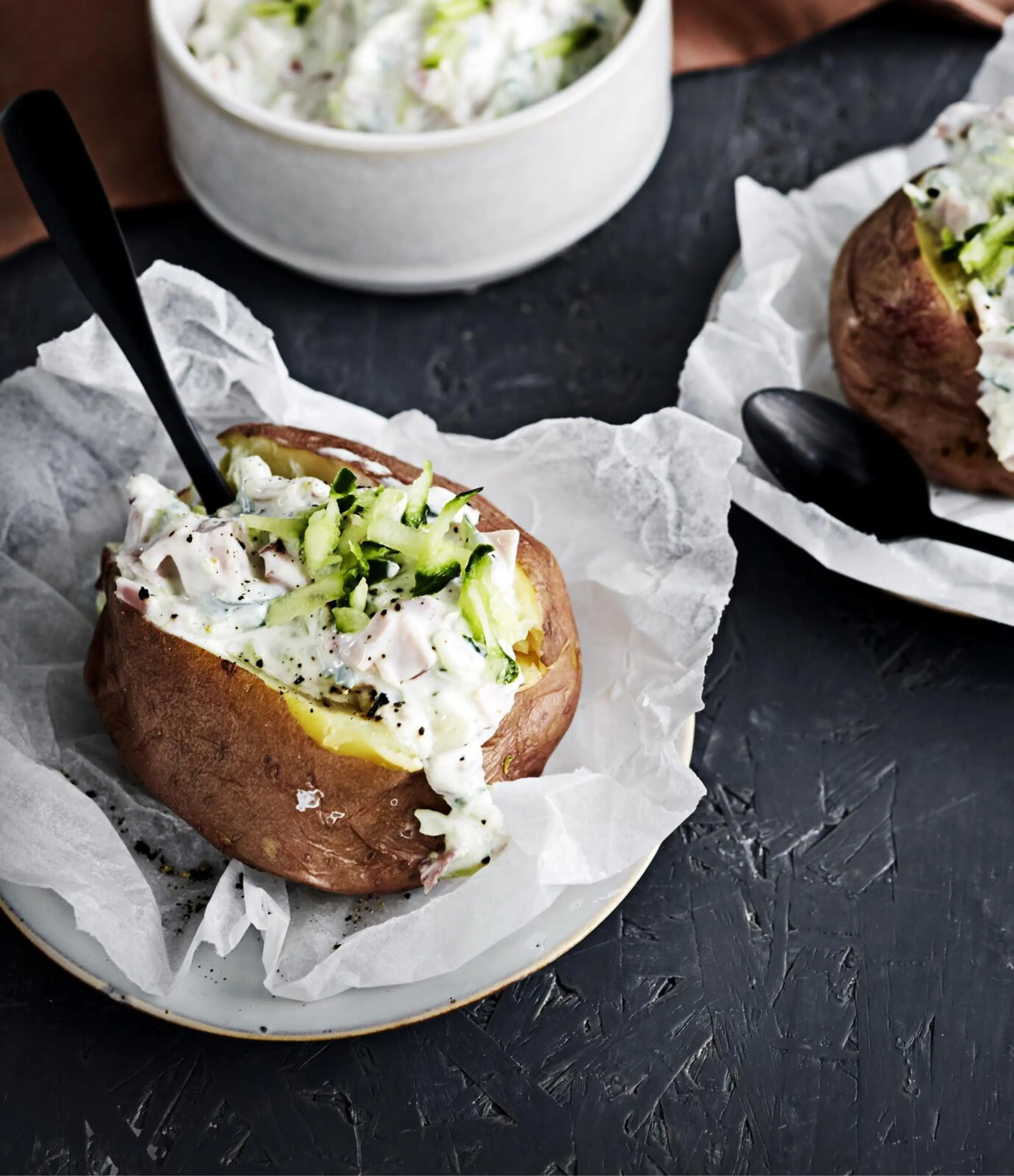 Mikrouuniperunat ja kinkkutsatsiki