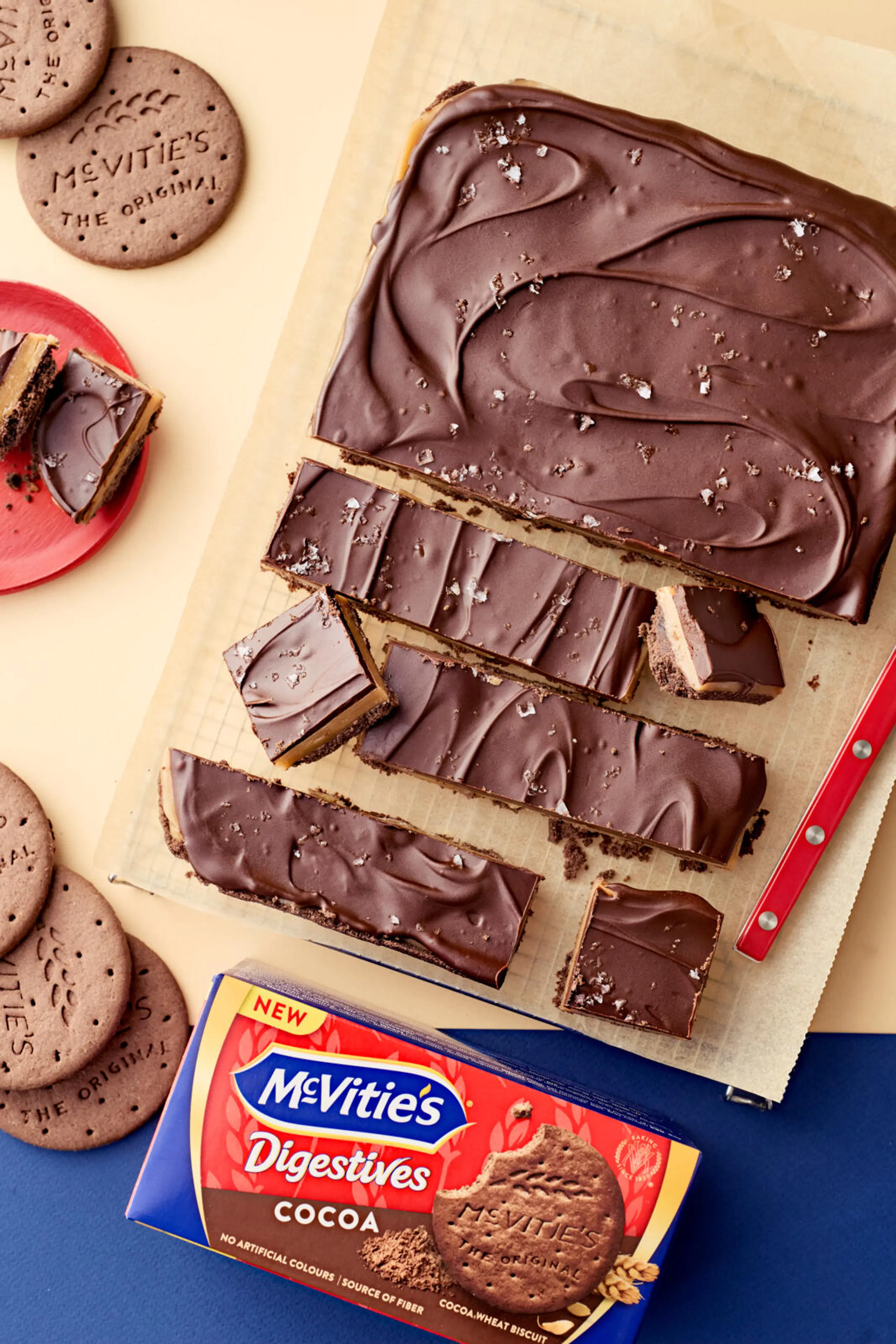 Kaakaoiset miljonäärin leivokset ja McVitie's digestive cocoa -keksit, pysty.