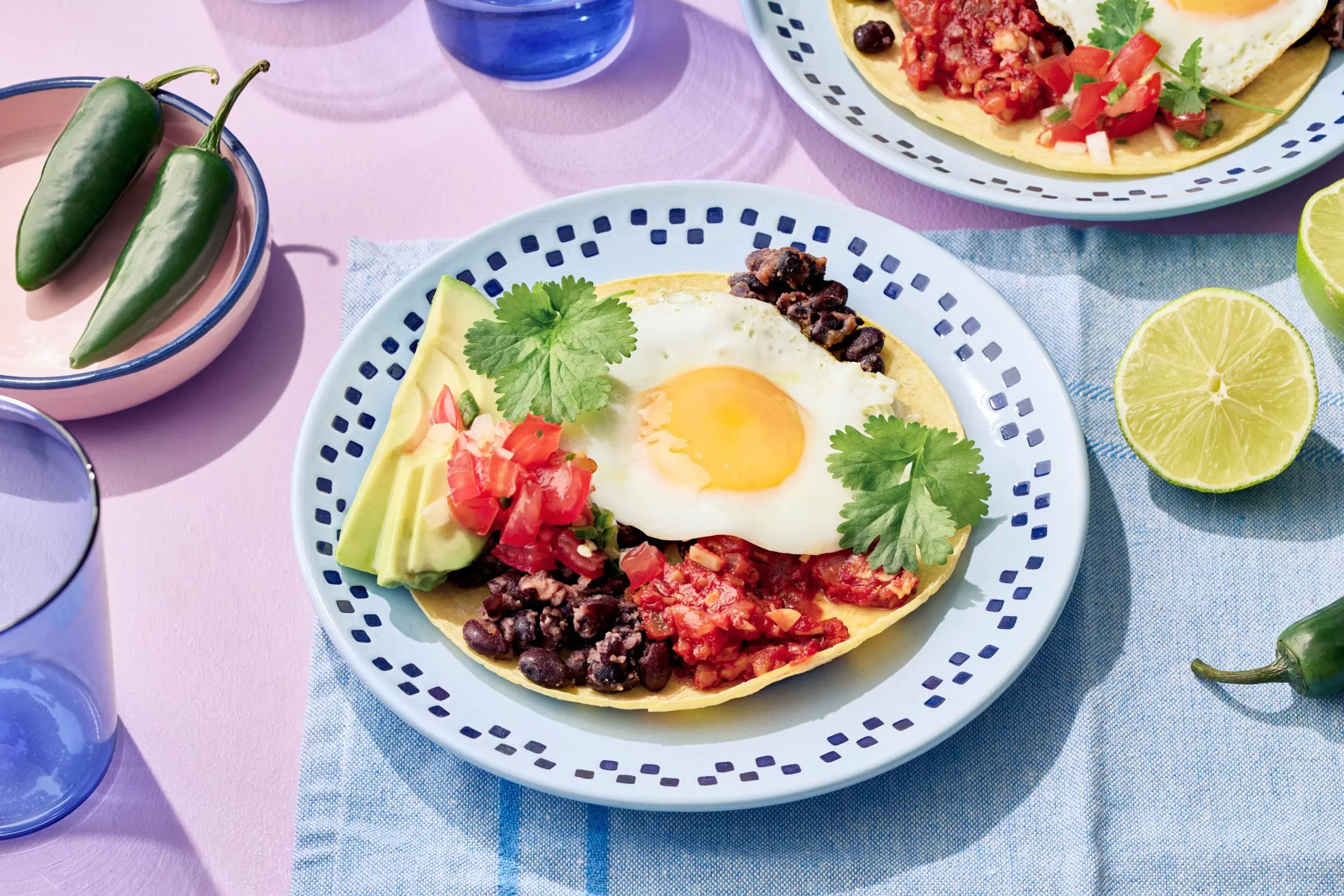 Huevos racheros eli aamiaistortilla kananmunalla, pavuilla ja tomaatilla.