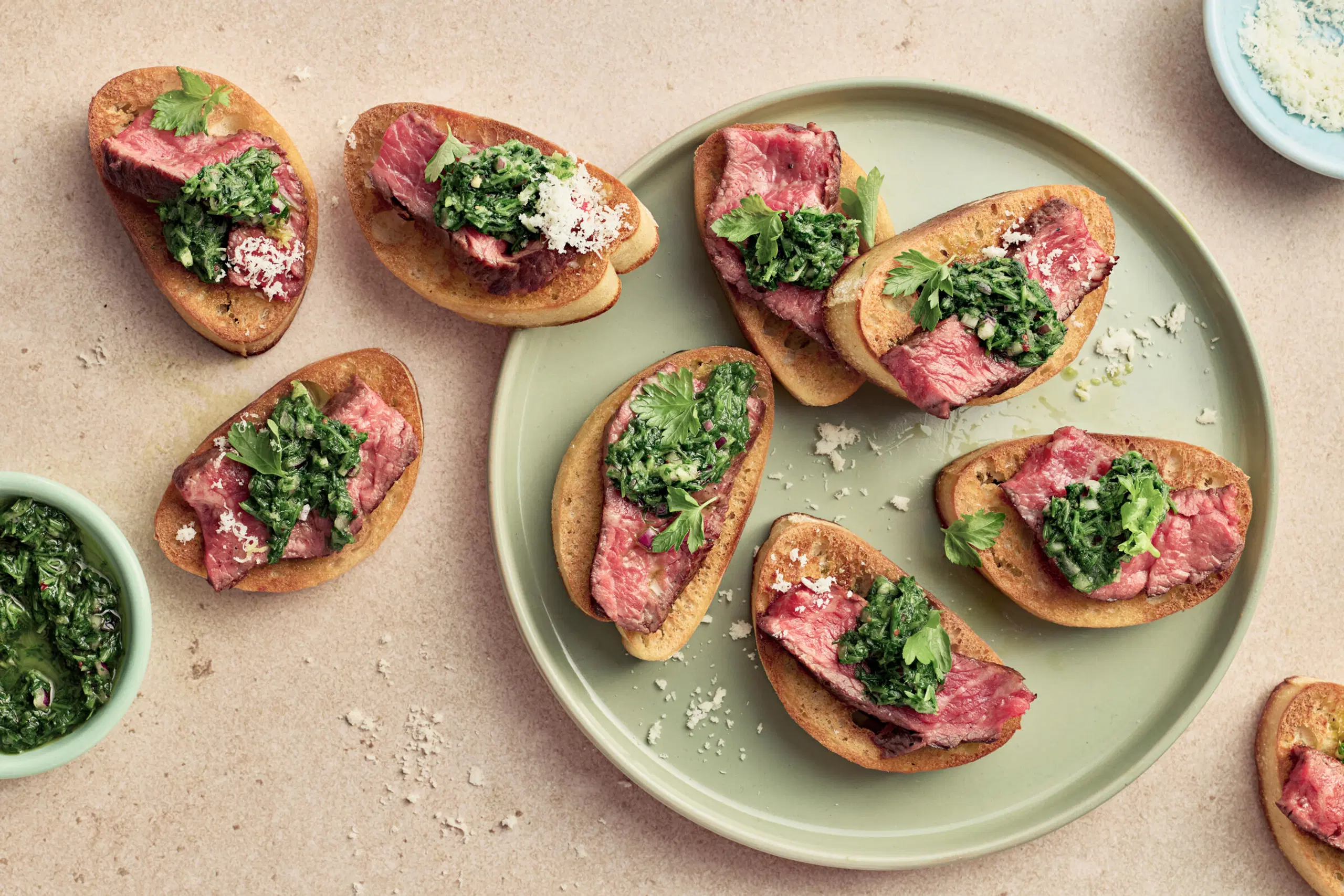 Grillatut pihvicrostinit ja chimichurri