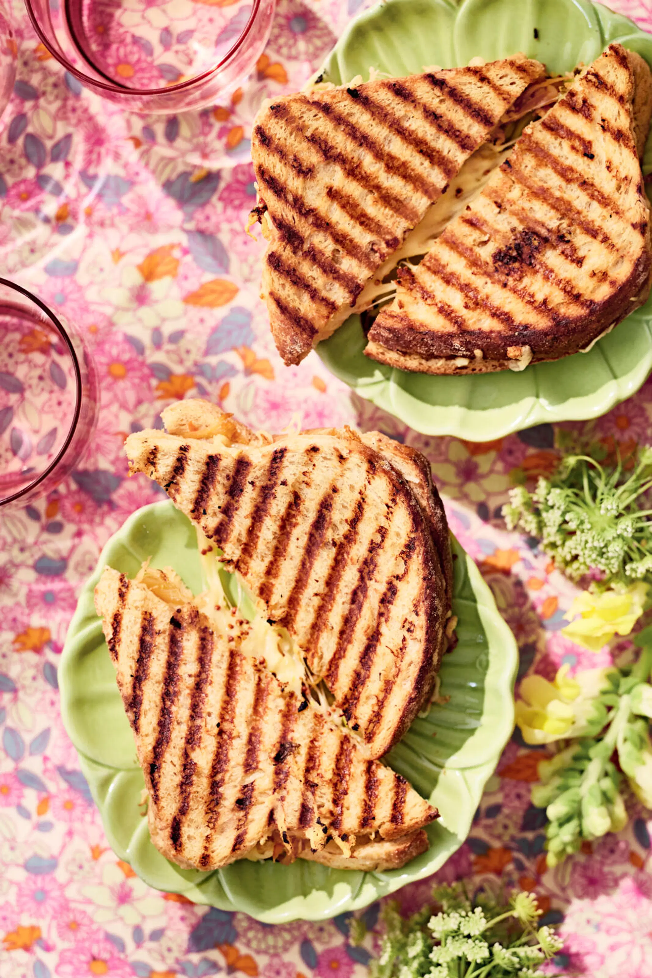 Grillatut juustoleivät eli grilled cheese sandwich