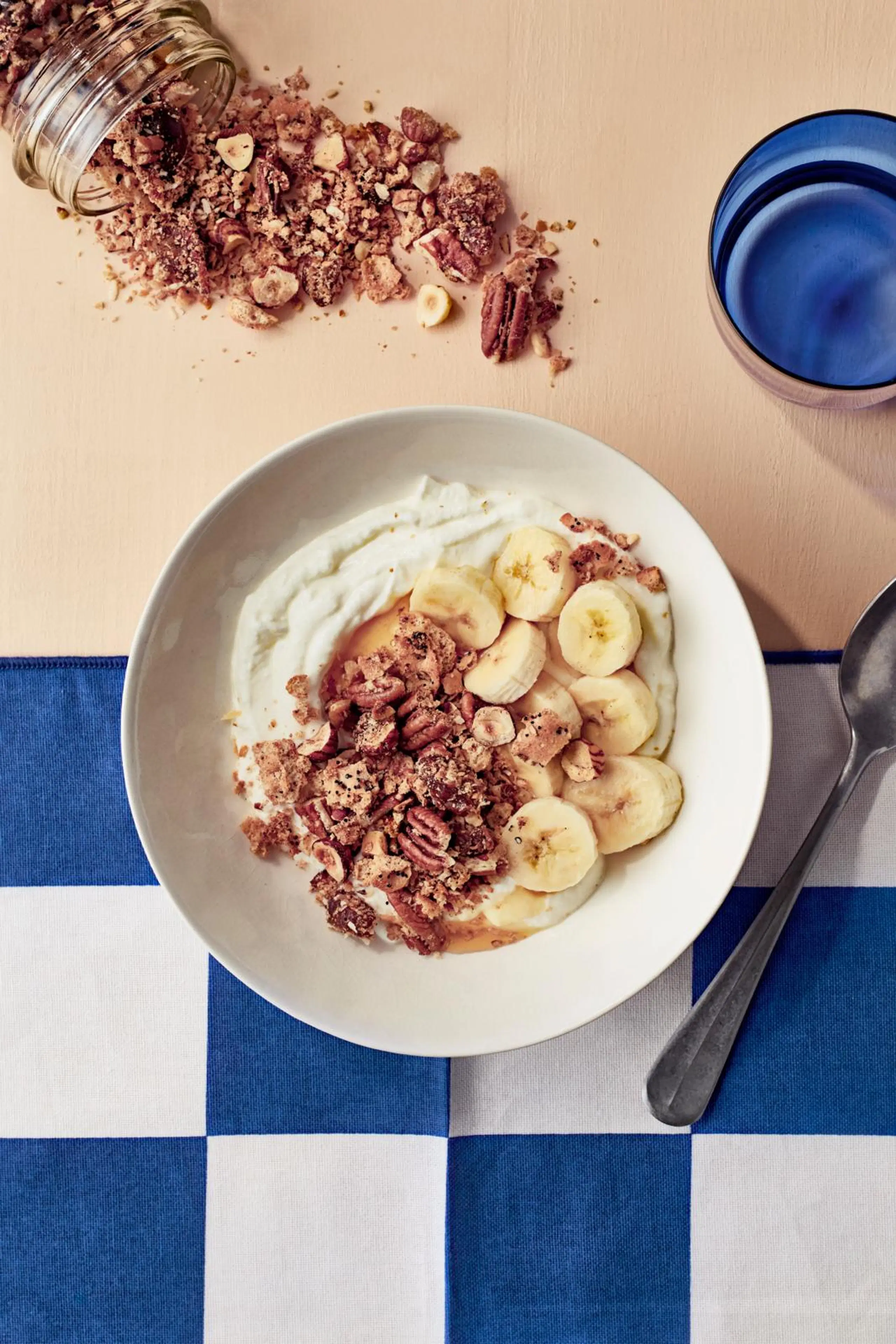 Jogurttia granolalla ja banaanilla.