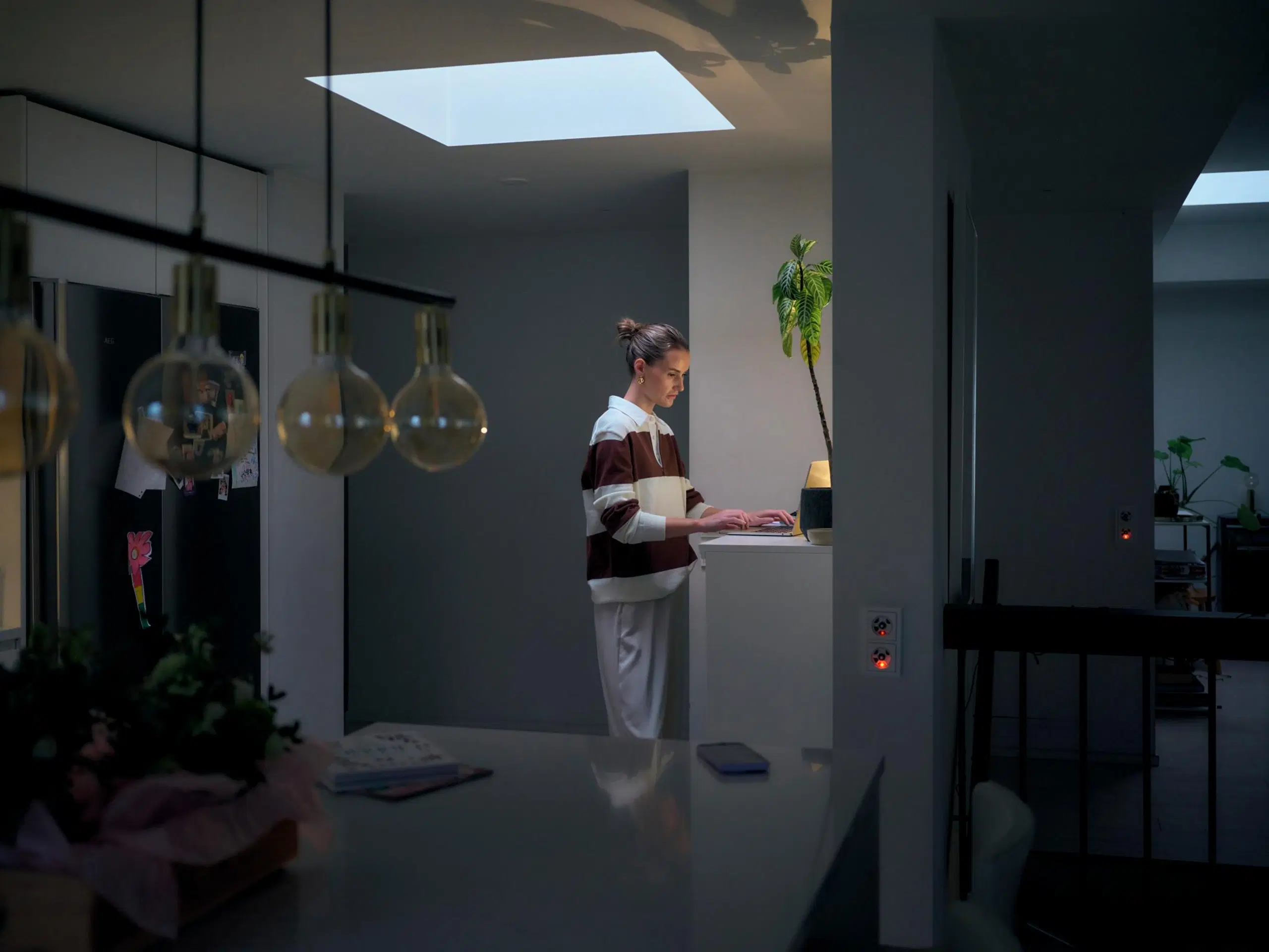 Beata Leppilampi on tietokoneella keittiössä