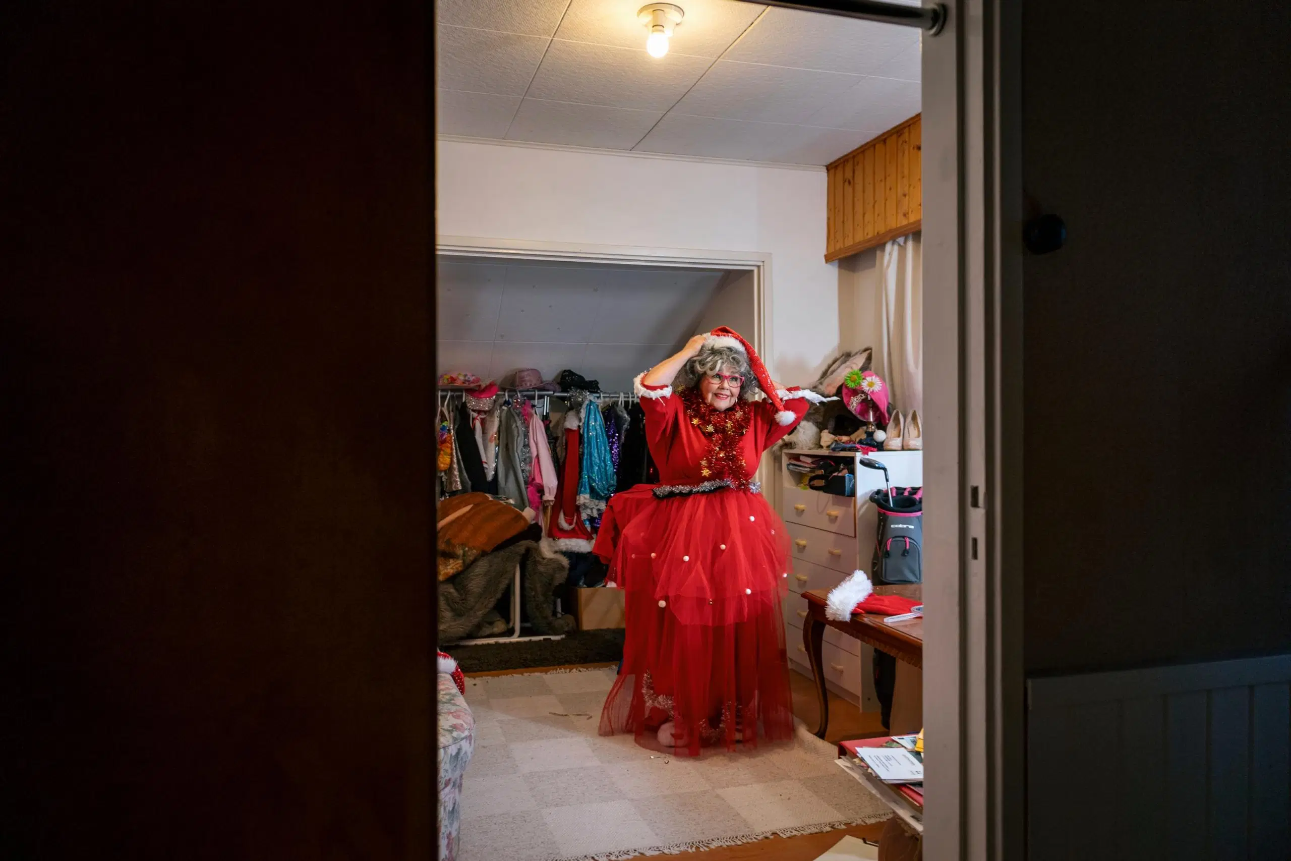 Minna Aho Joulumuorin punaisessa asussa.