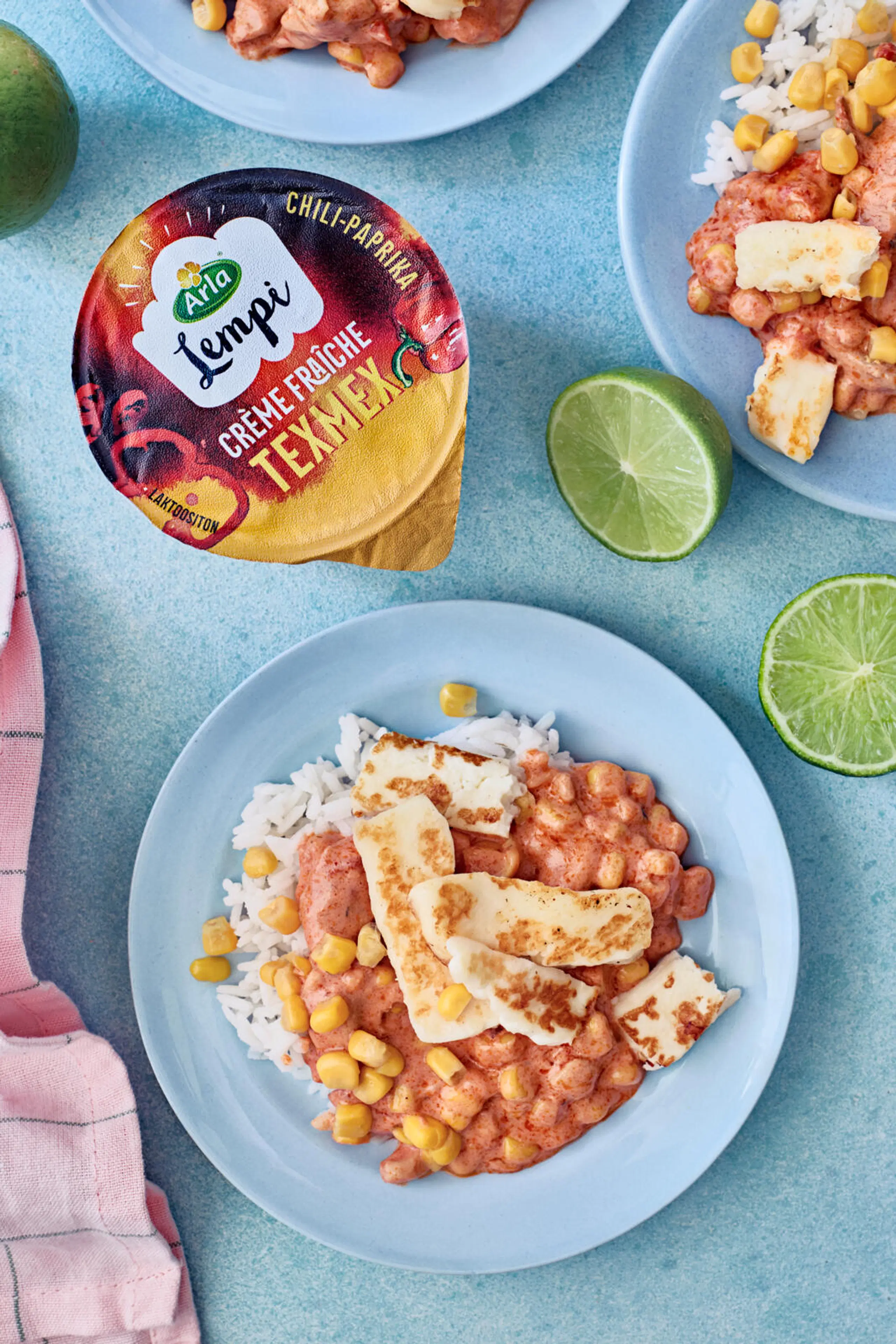 Tulinen kana-halloumikastike, jonka vieressä purkki Arla Lempi TexMex chili-paprika creme fraichea