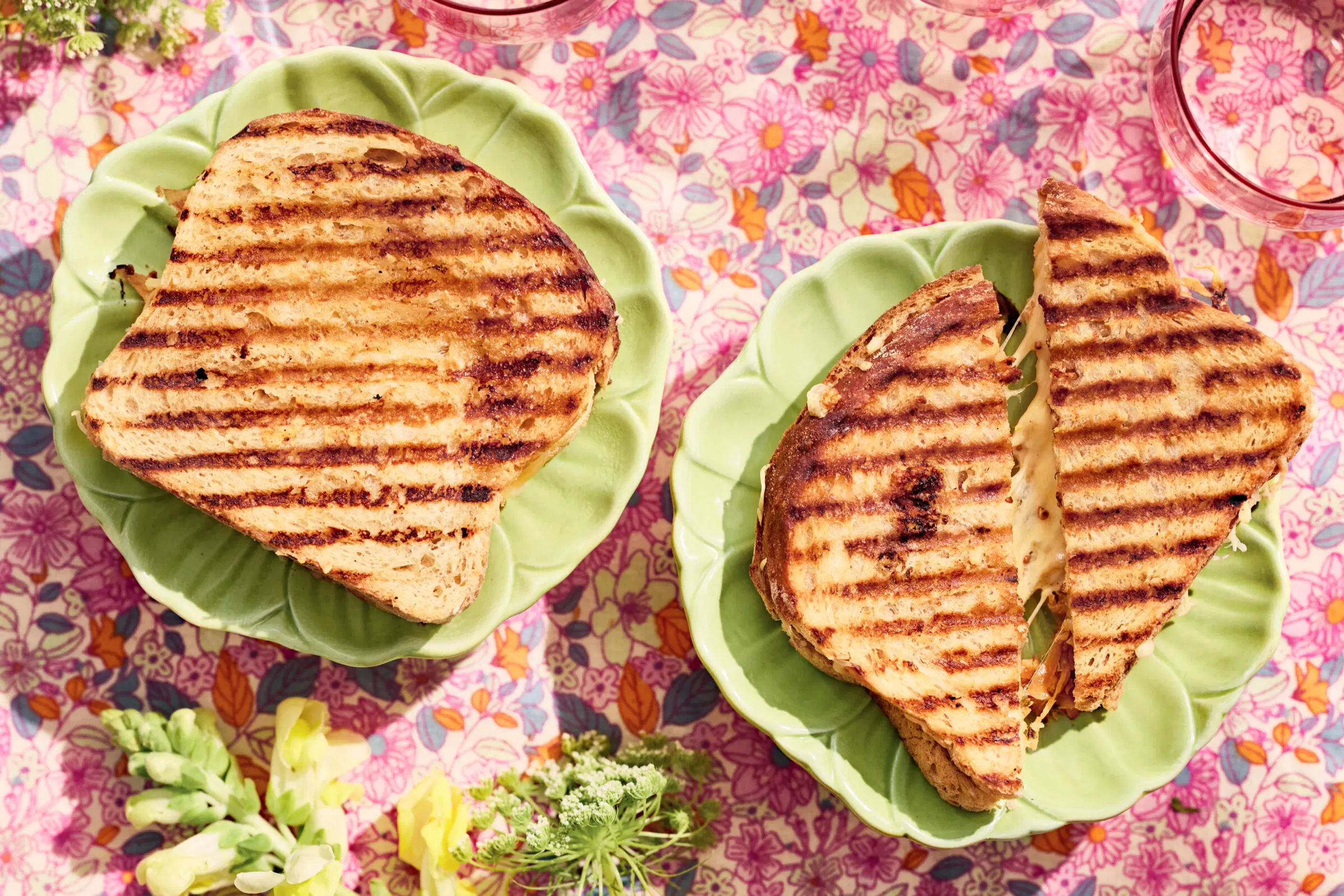 Grillatut juustoleivät eli grilled cheese sandwich