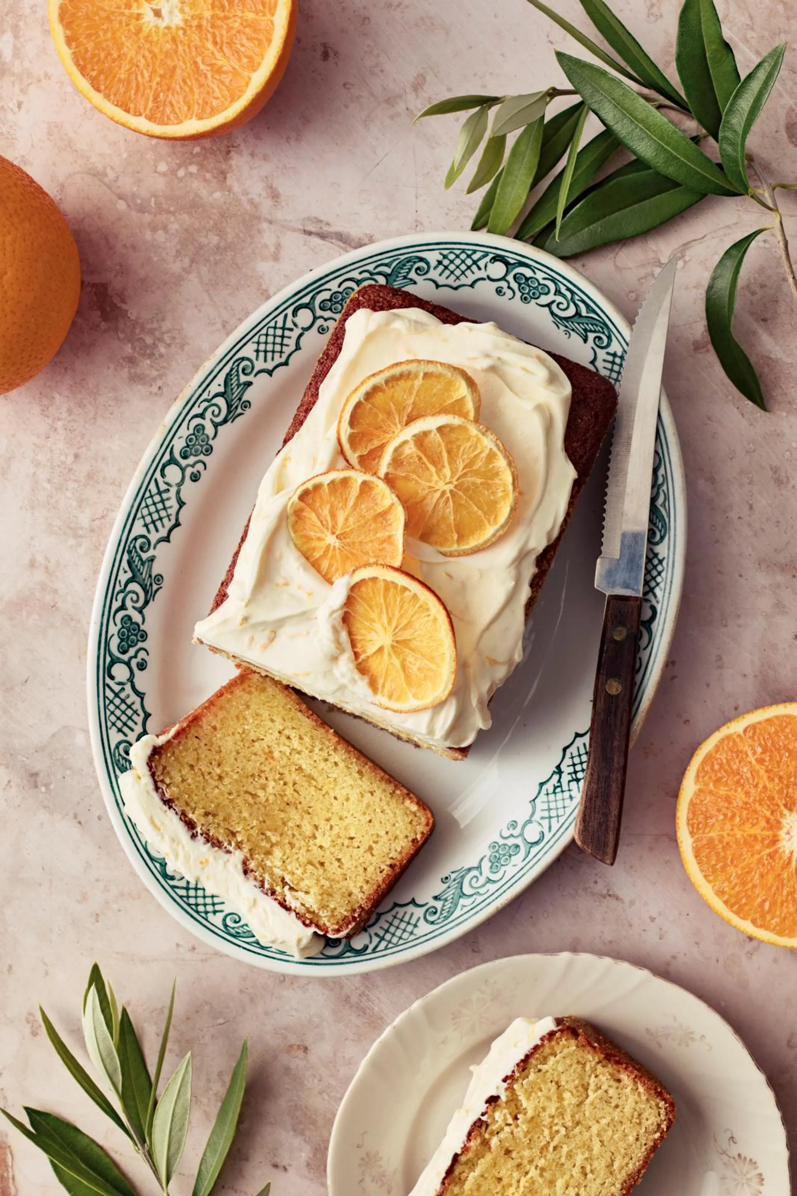 Oliiviöljy-appelsiinikakku tarjottimella.