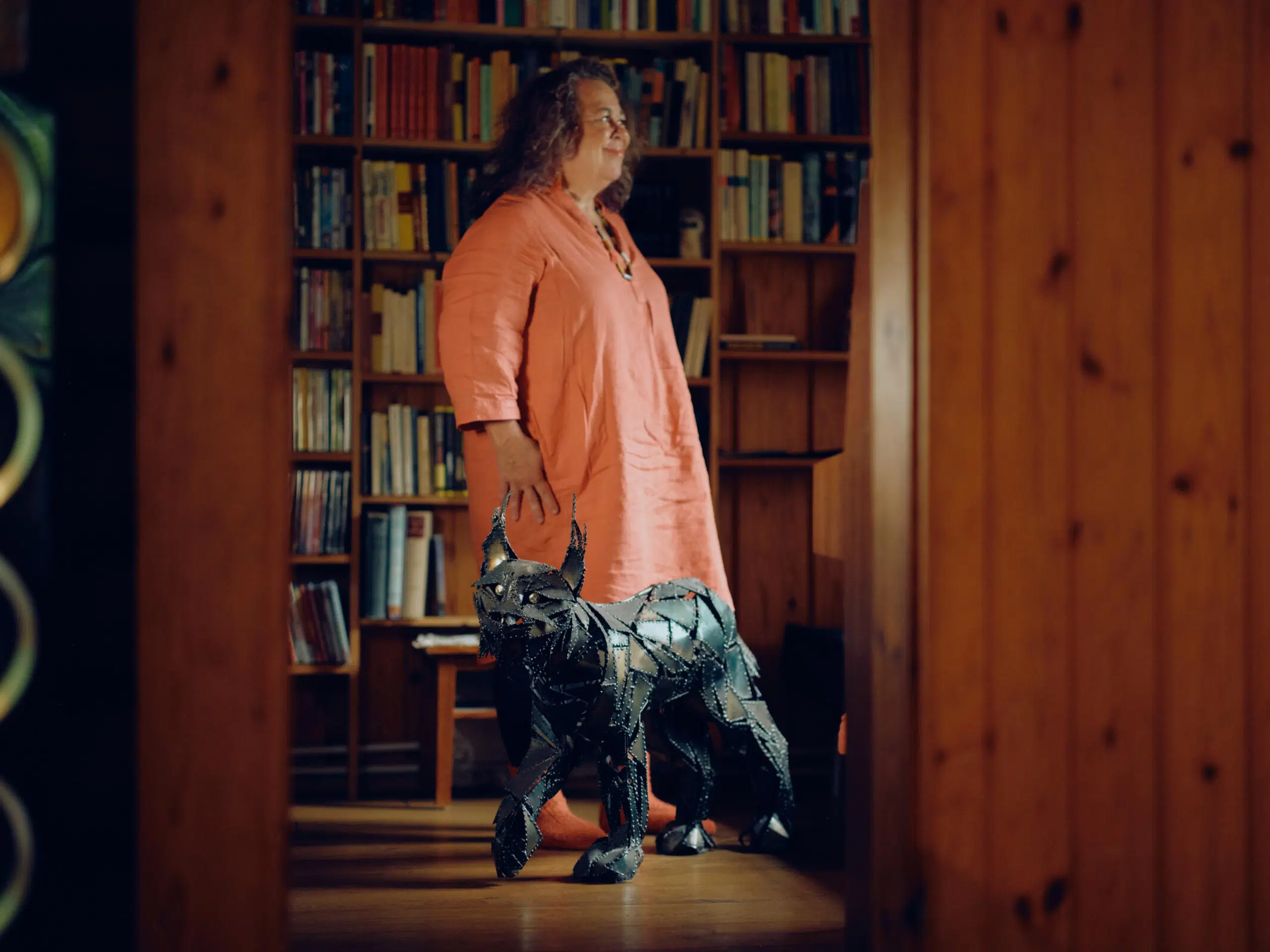 Kirjailija Leena Lehtolainen ja metallinen Ilves-patsas.