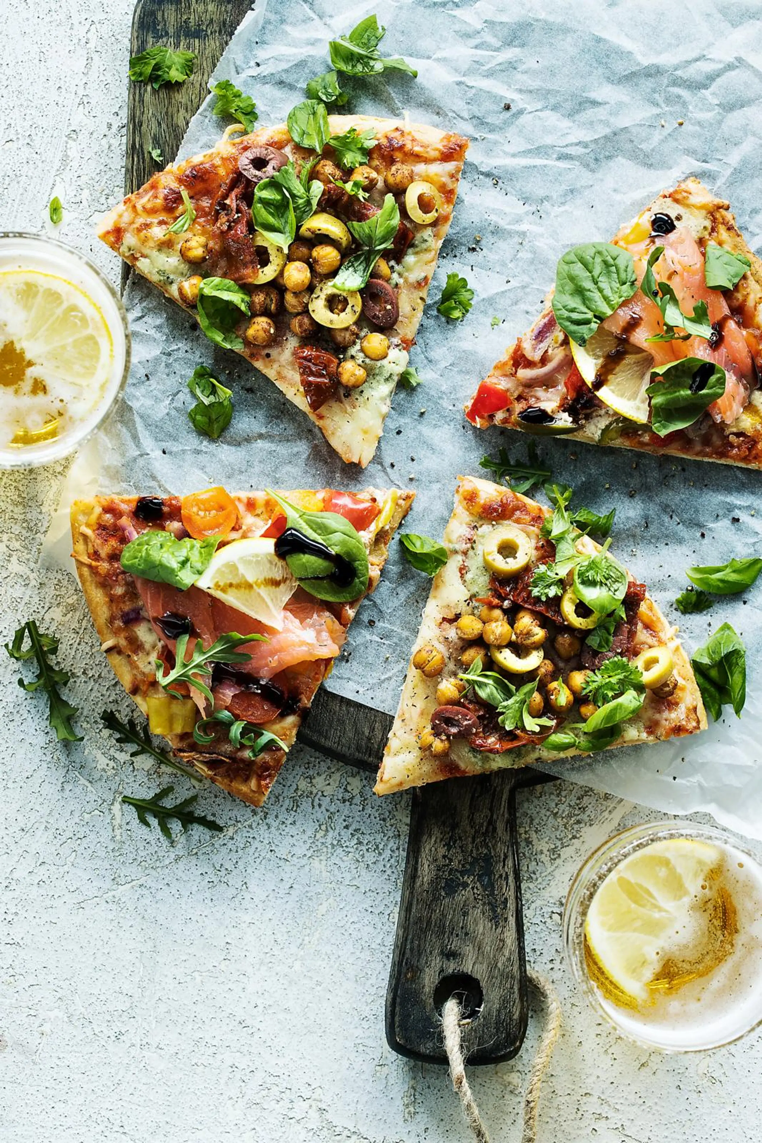 Tuunattu kasvispizza kikherneillä ja oliiveilla