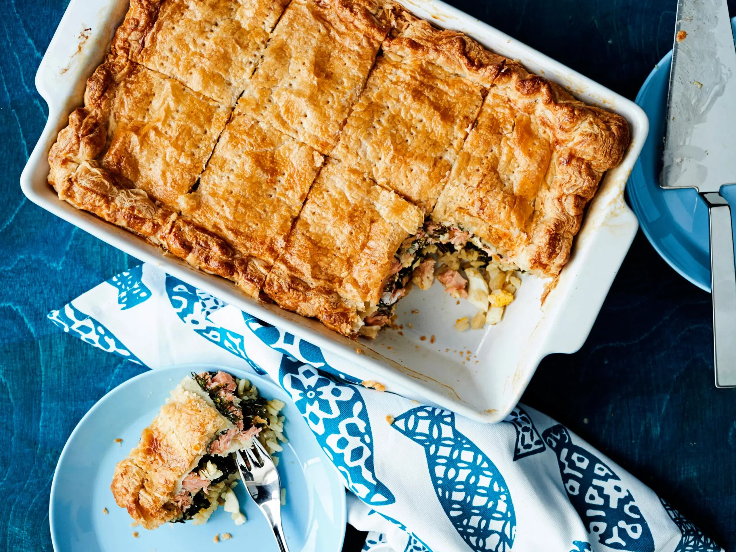 Kannelinen lohipiirakka uunivuoassa