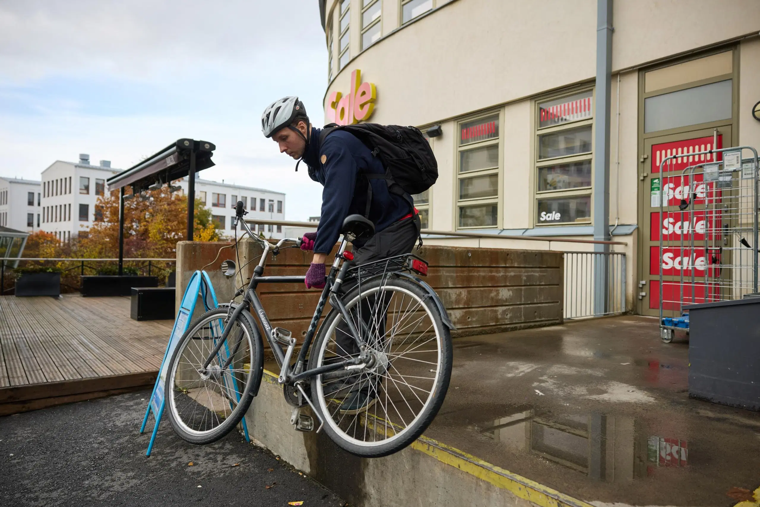 Topi Borg Salen edessä Tampereella. 
