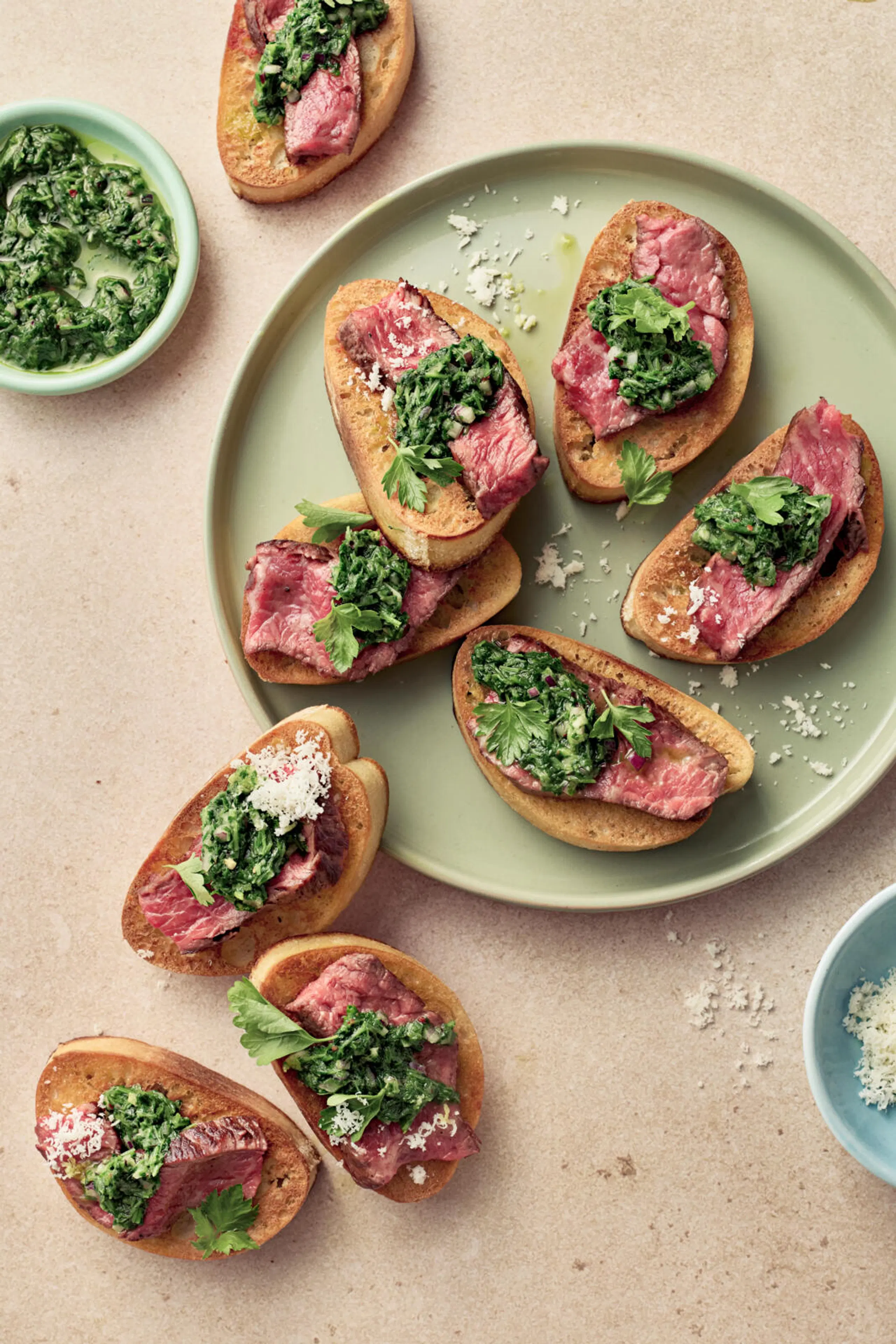 Grillatut pihvicrostinit ja chimichurri