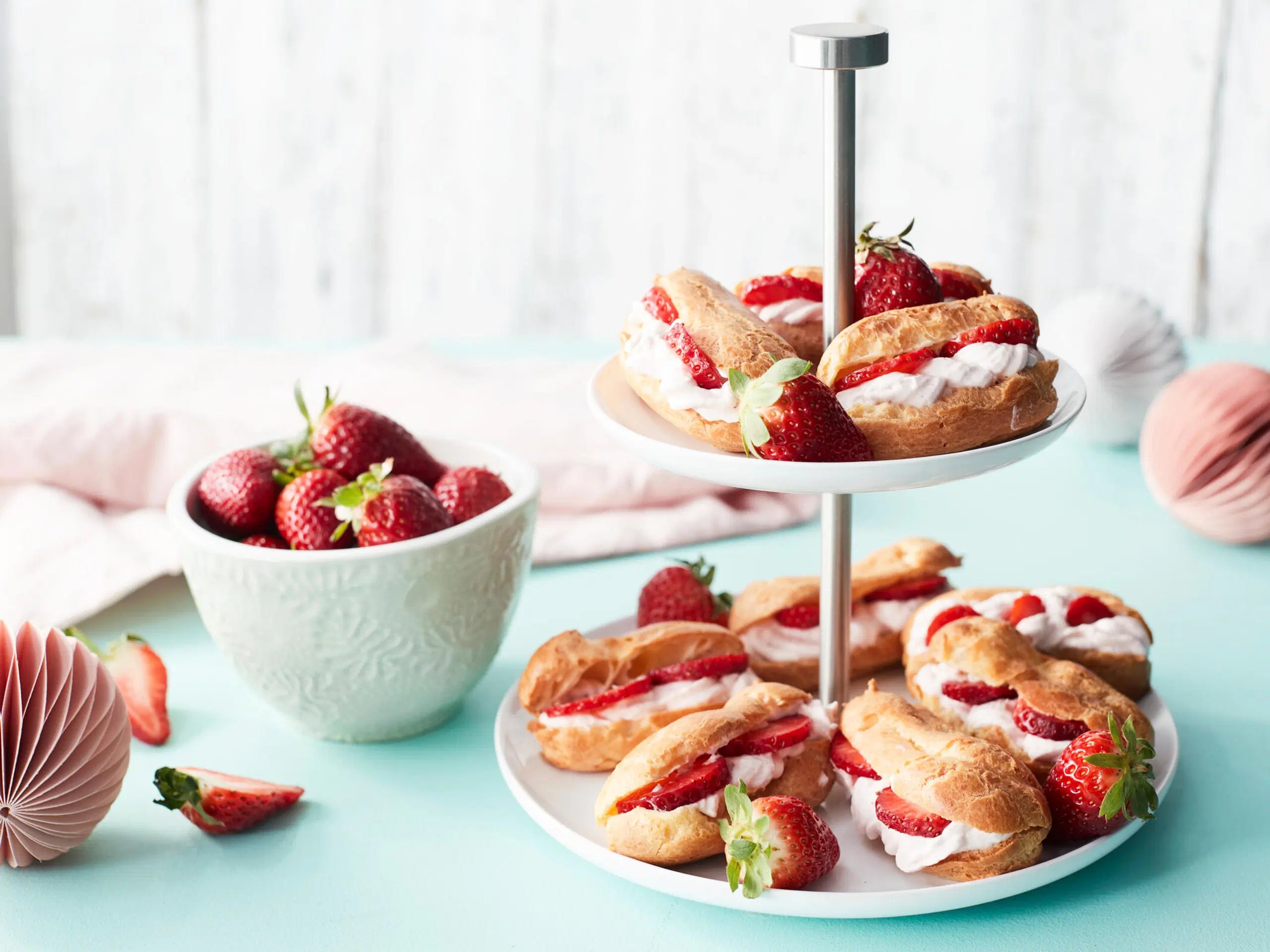 Sokerittomat eclair-leivokset mansikoilla