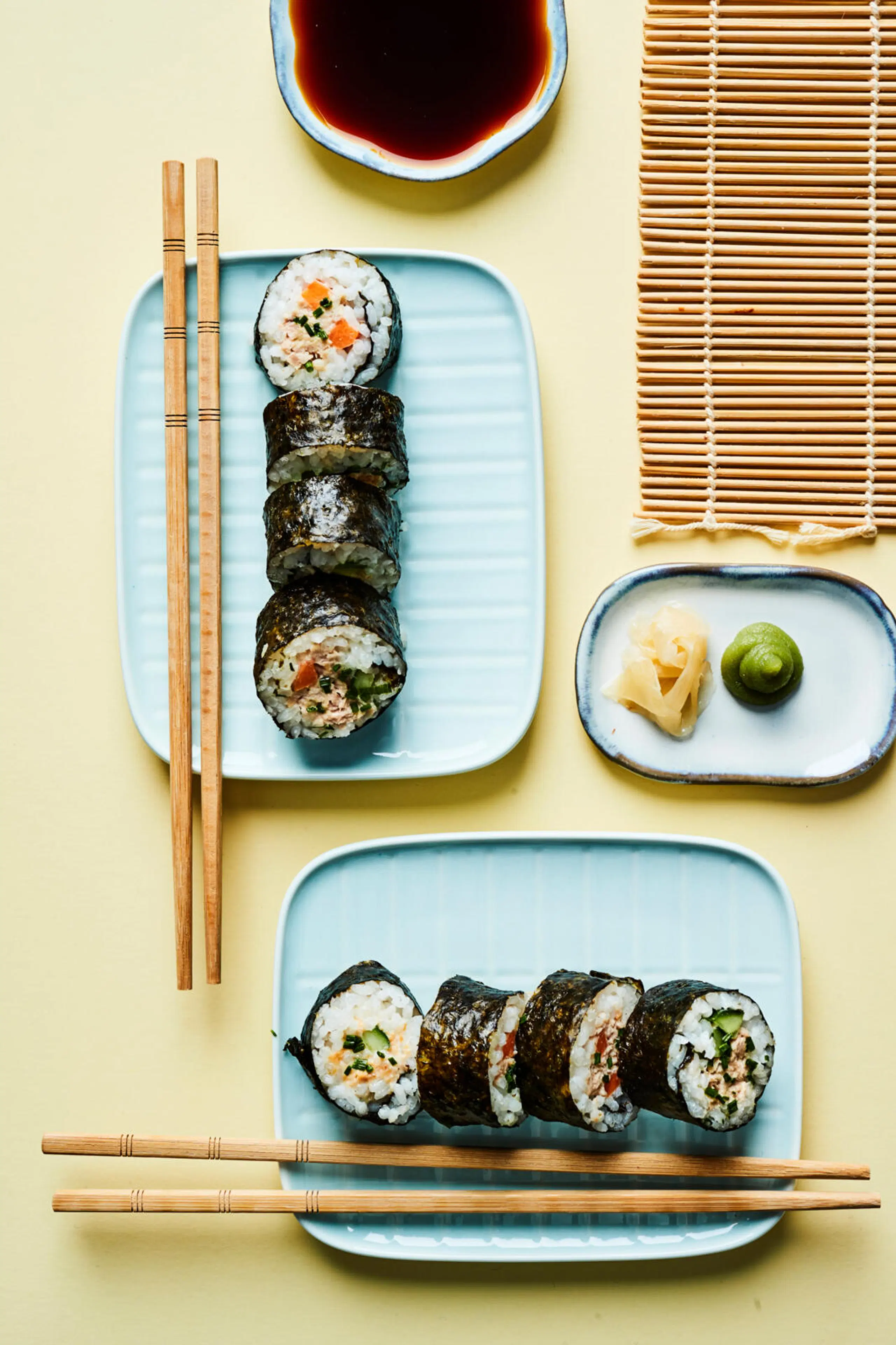 Maki-sushit leppäsavukalalla, pystykuva